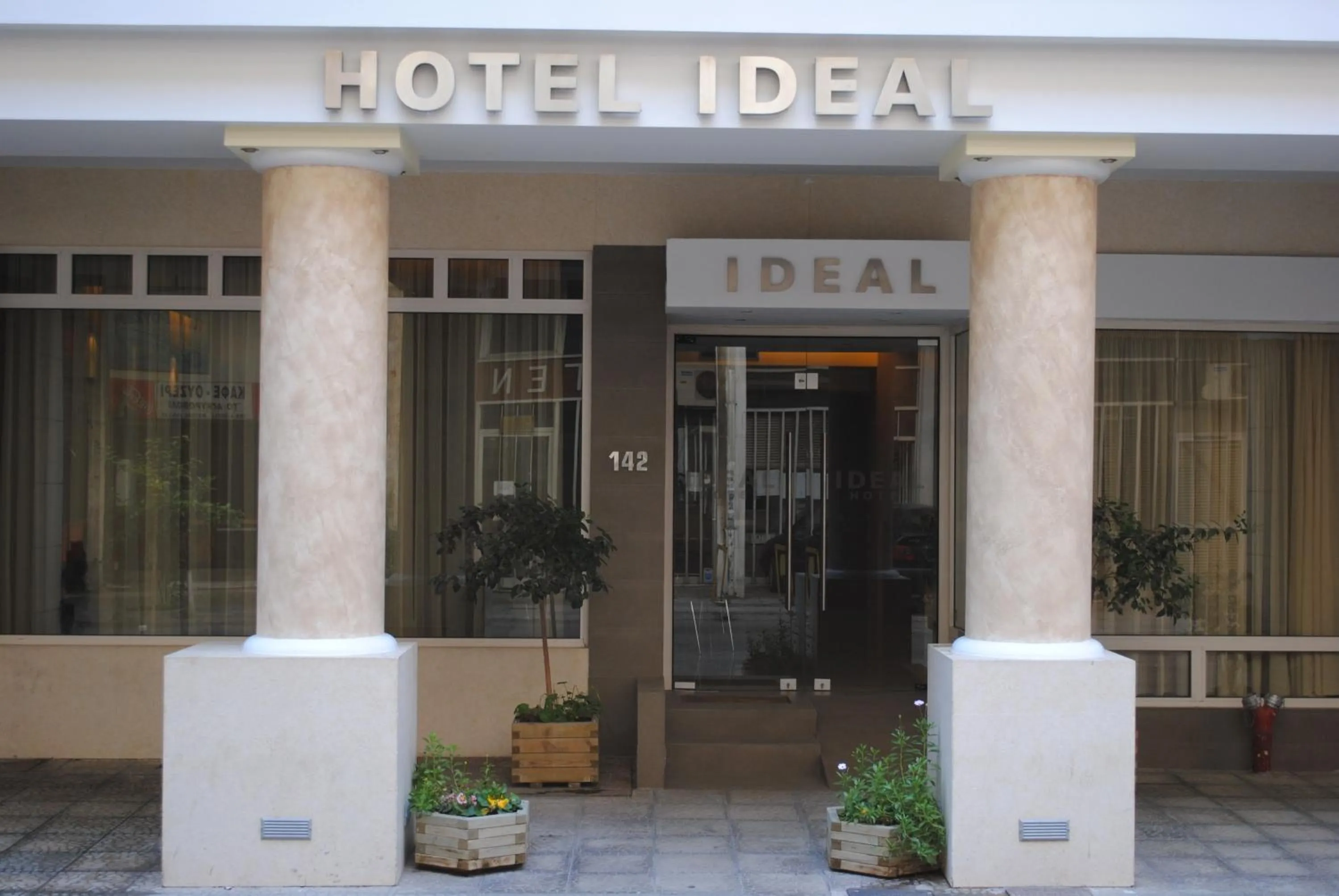Facade/entrance in Hotel Ideal