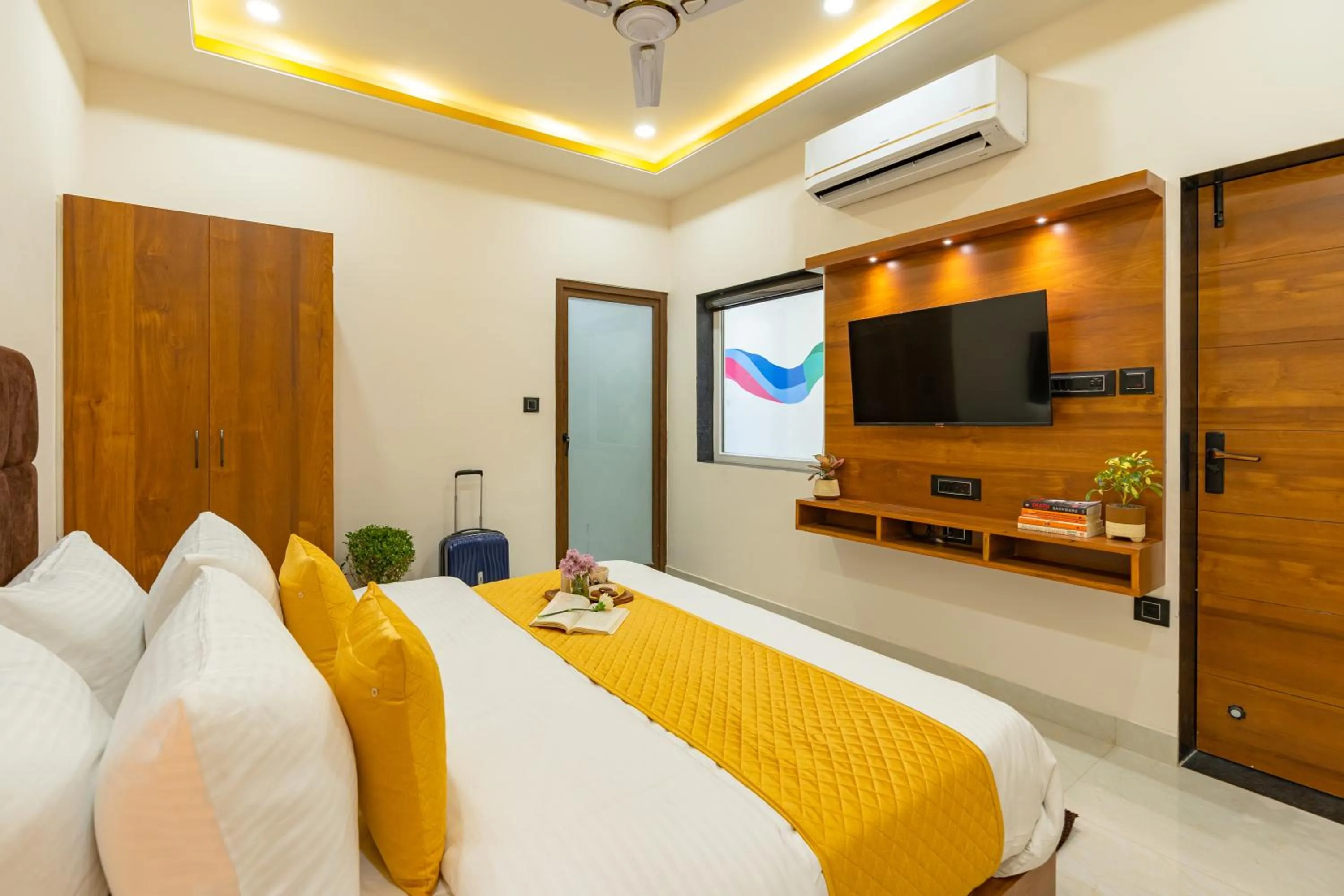 Communal lounge/ TV room, Bed in The Social Stays Jaipur formerly ArtBuzz