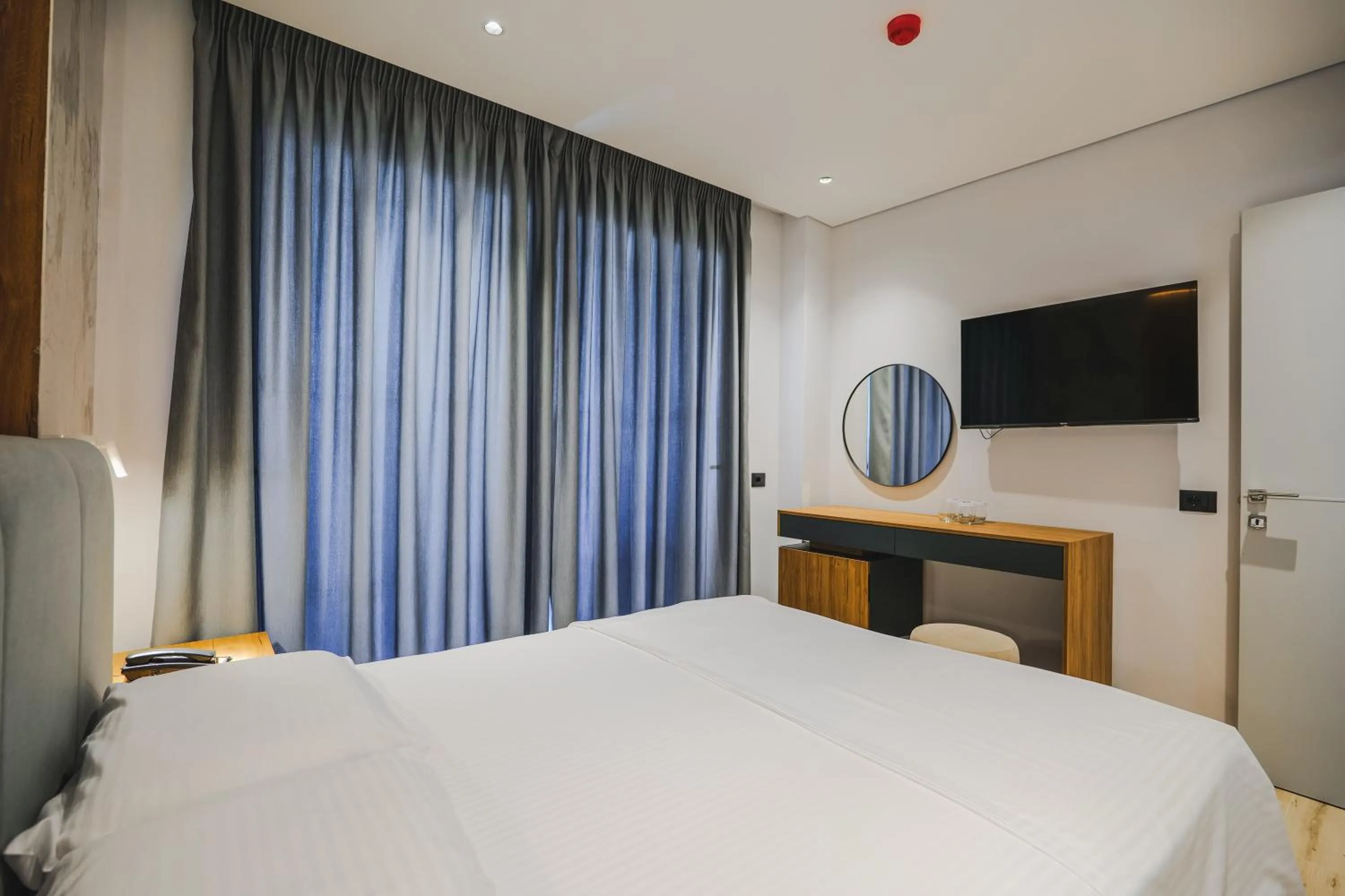 Communal lounge/ TV room, Bed in Ori Mare Hotel