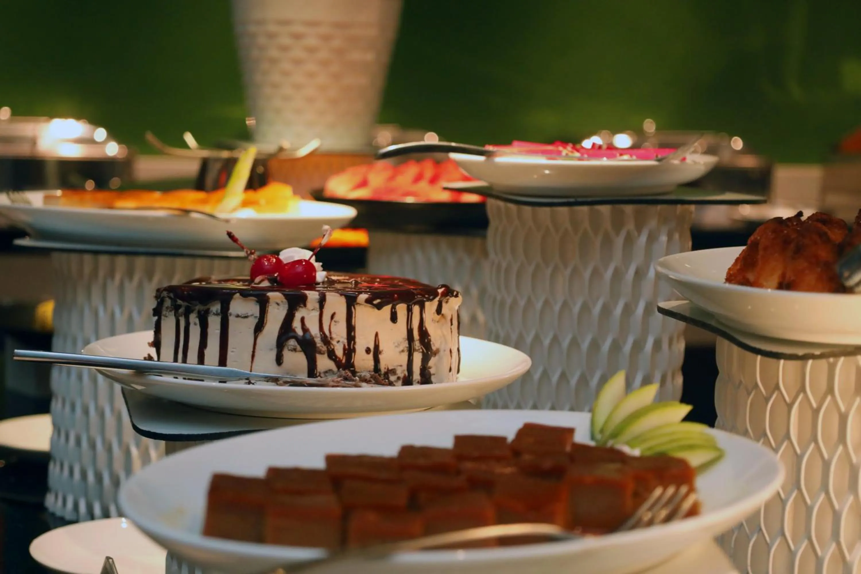 Restaurant/places to eat in Grand Serendib Hotel