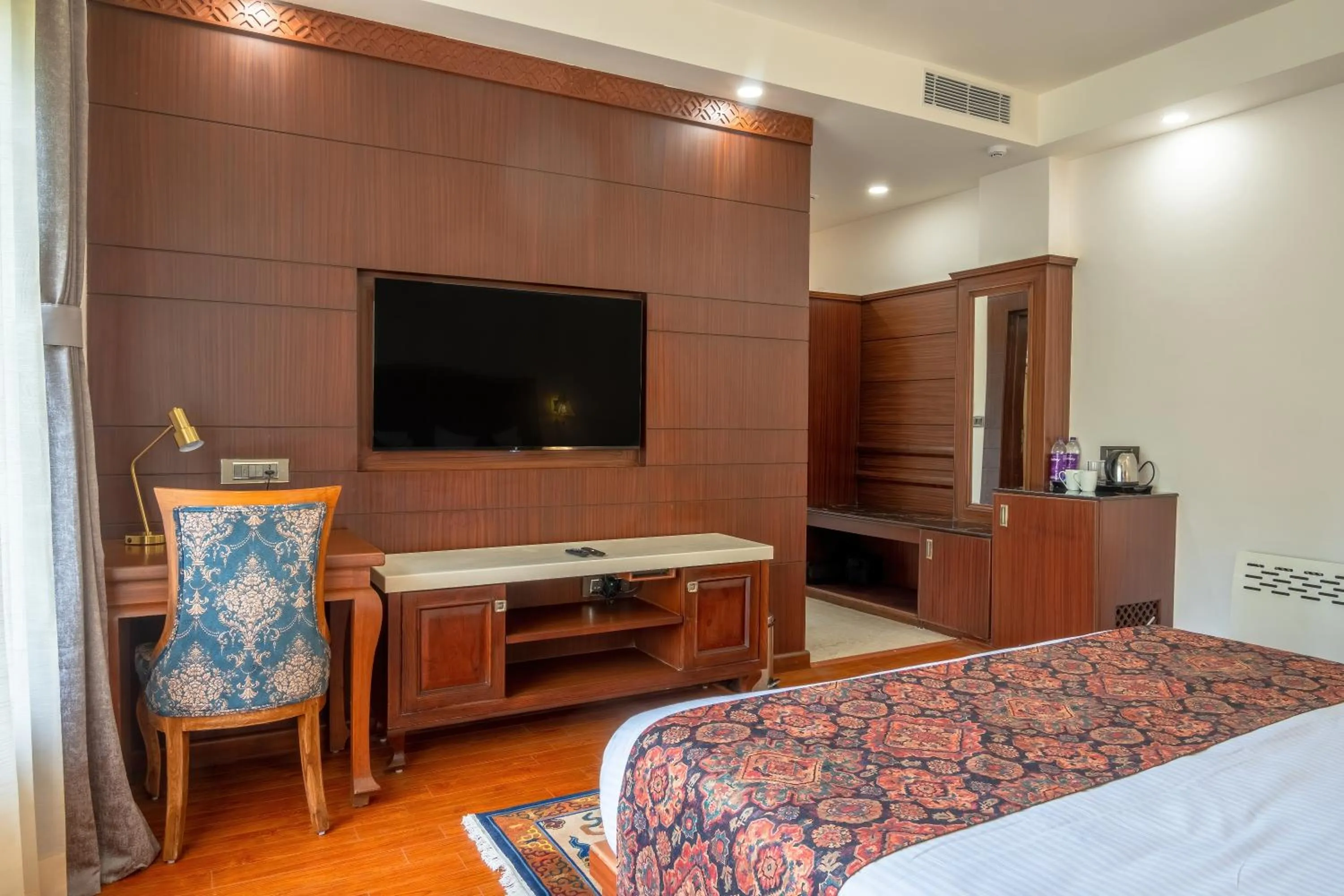 Bedroom, Bed in Hotel Gyalpo Residency - A Mountain View Luxury Hotel in Leh