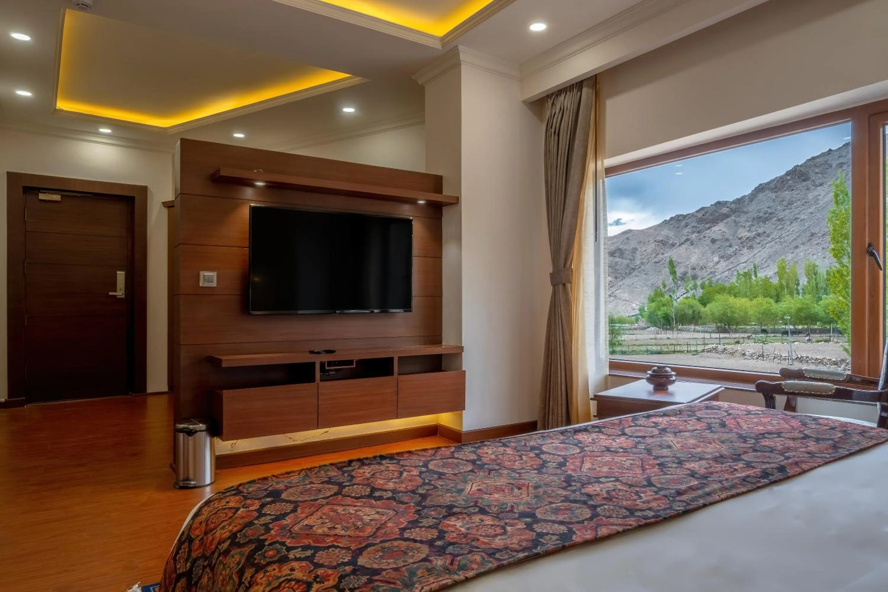 Bedroom, Bed in Hotel Gyalpo Residency - A Mountain View Luxury Hotel in Leh