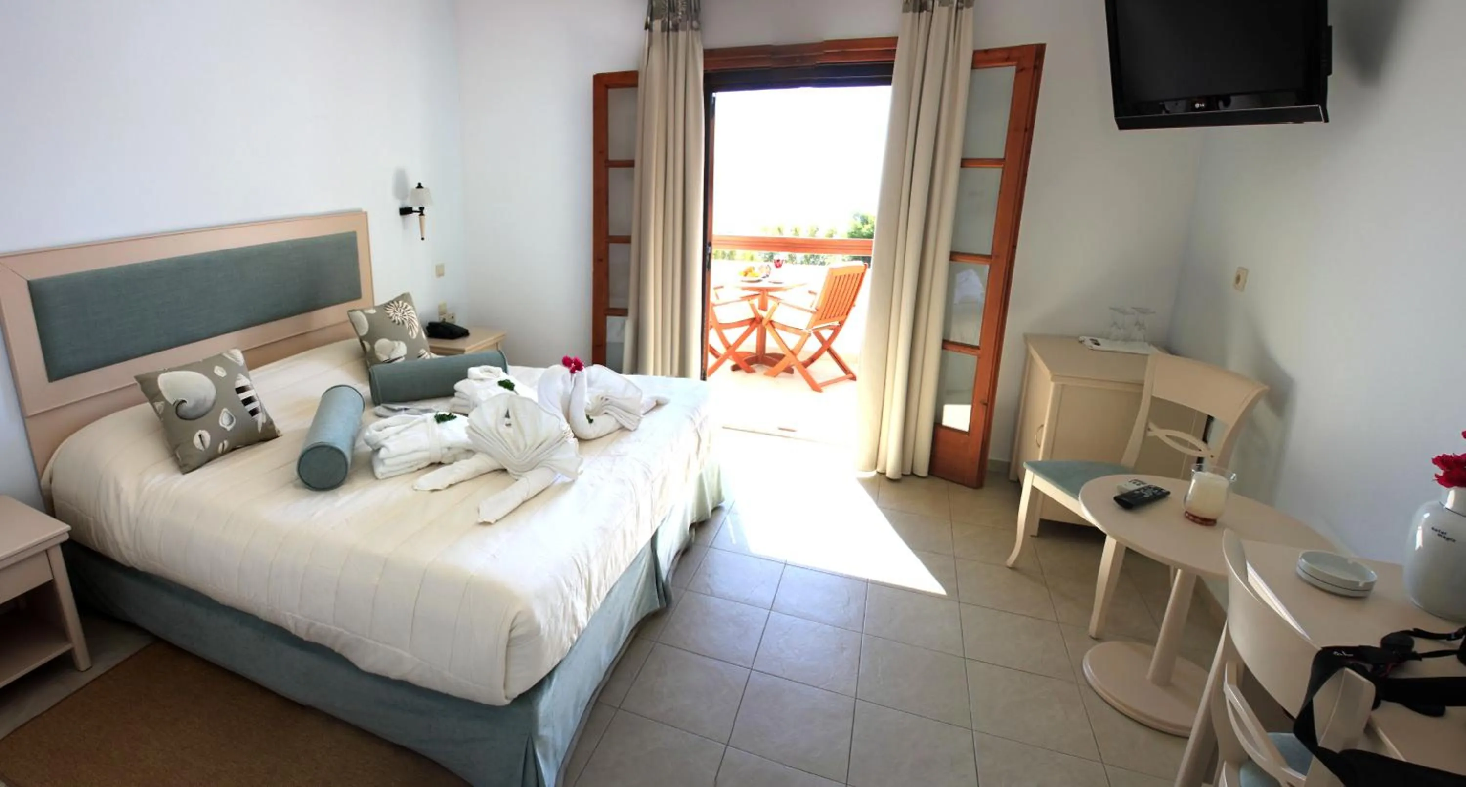 Photo of the whole room, Bed in Magic Hotel