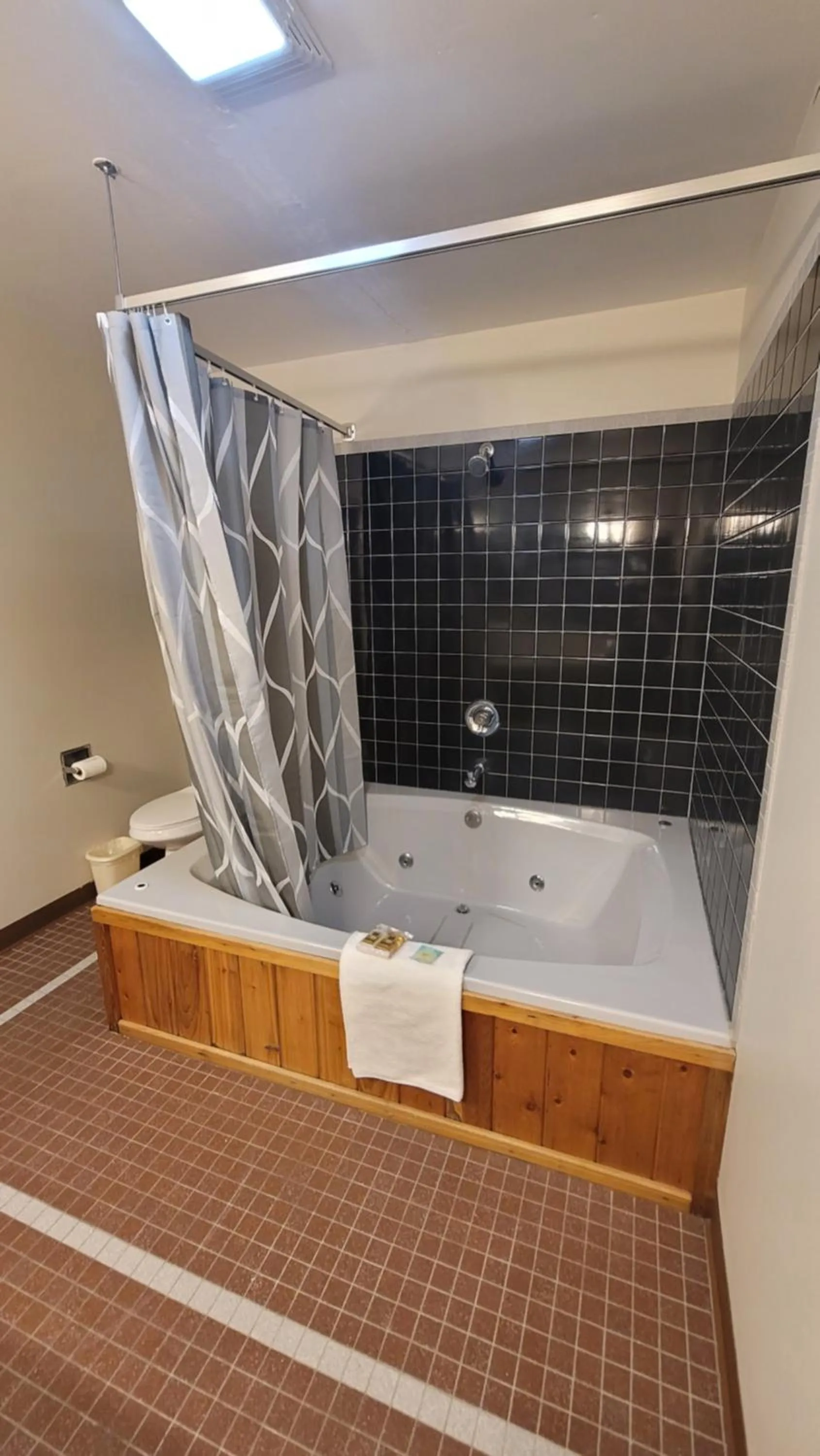 Shower, Bathroom in Northern Pine Inn