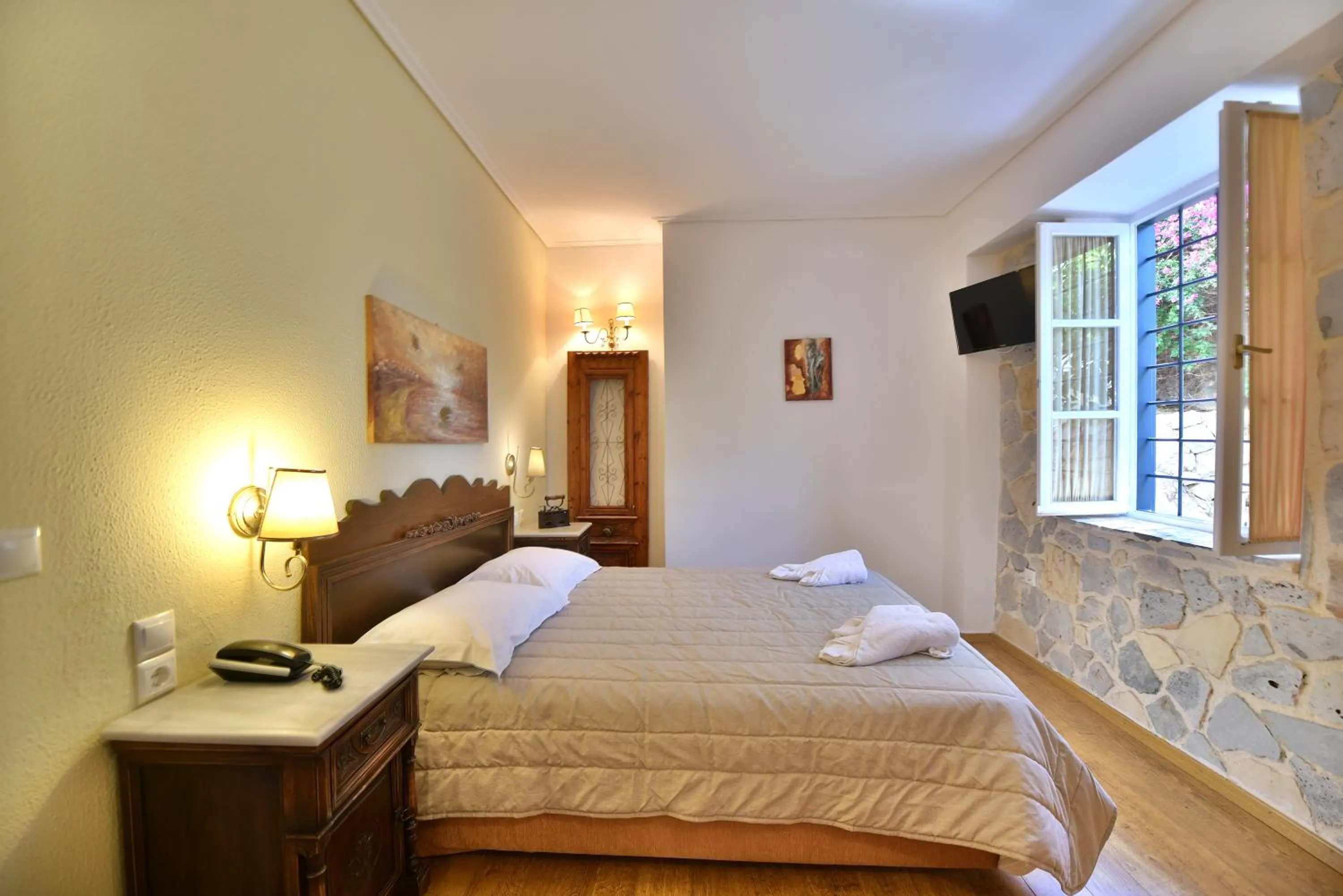 Bedroom, Bed in Mistral Hotel