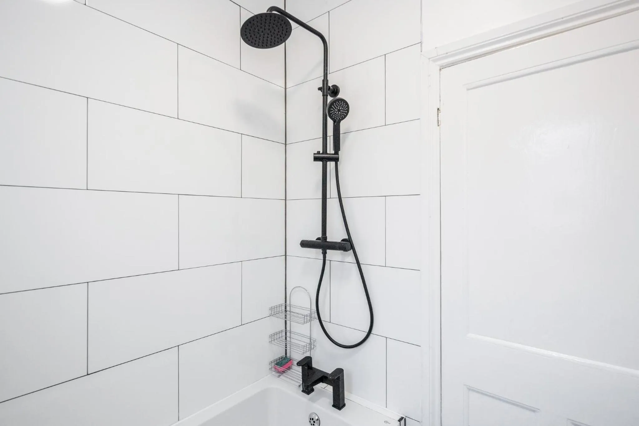 Shower in 4 Bed House - Sleeps 8 - Garden - Parking - Wifi