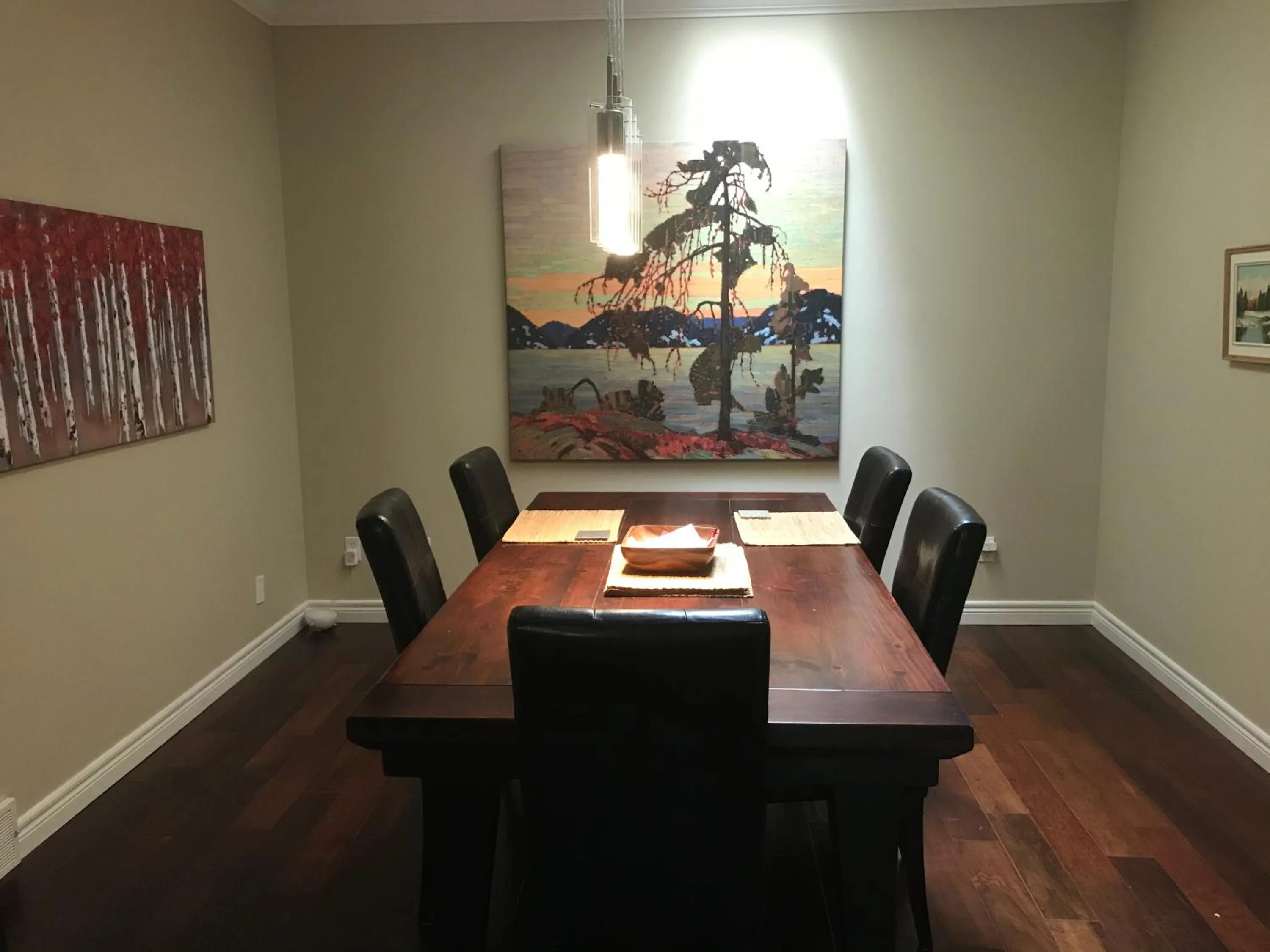 Dining area in Cozy Luxury on the Thames in Ontario!