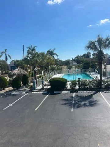 Swimming pool in THE FLORIDIAN INN