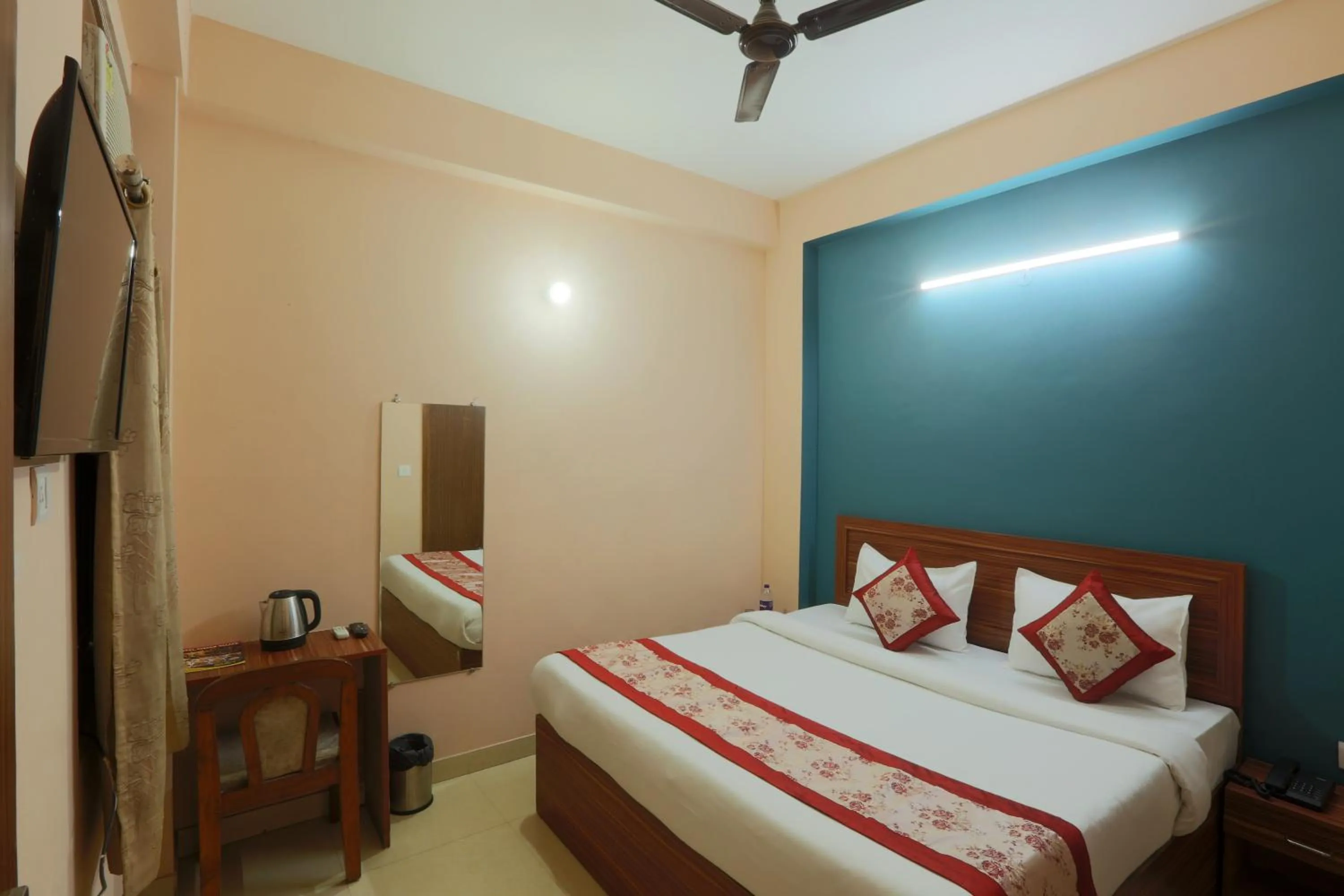 Photo of the whole room, Bed in Hotel Surya Palace By Aura