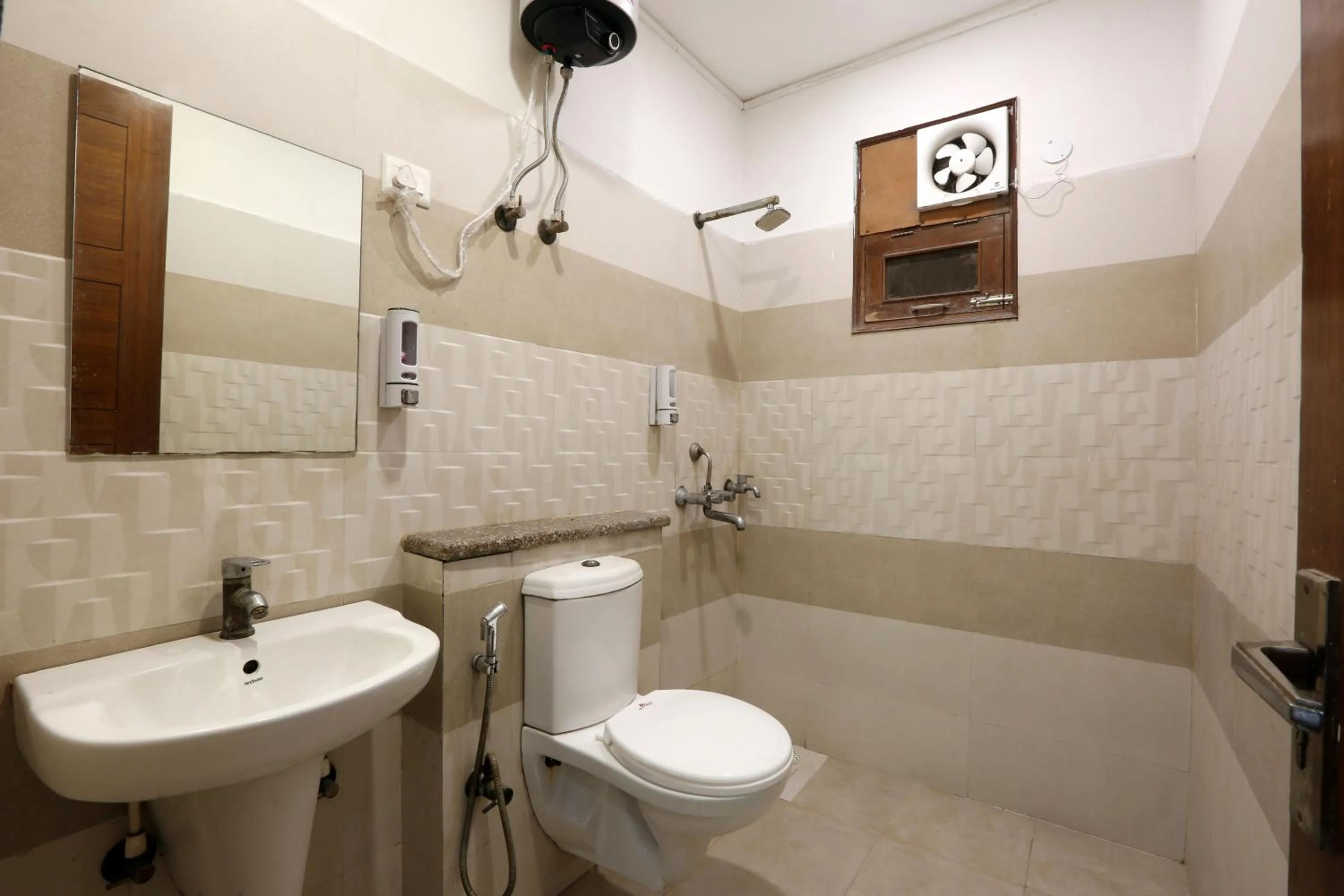 Shower in Hotel Surya Palace By Aura