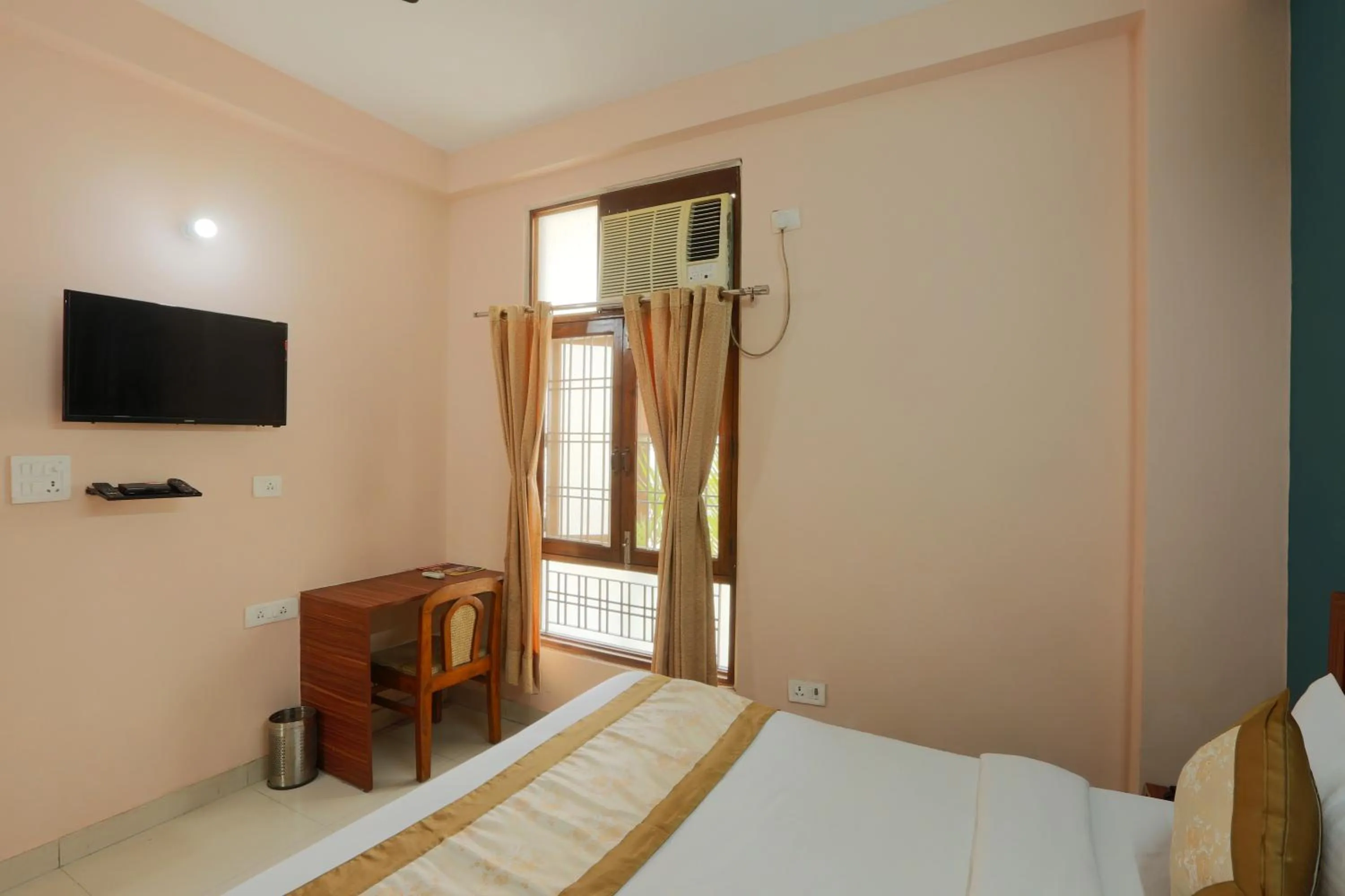 Bedroom, Bed in Hotel Surya Palace By Aura