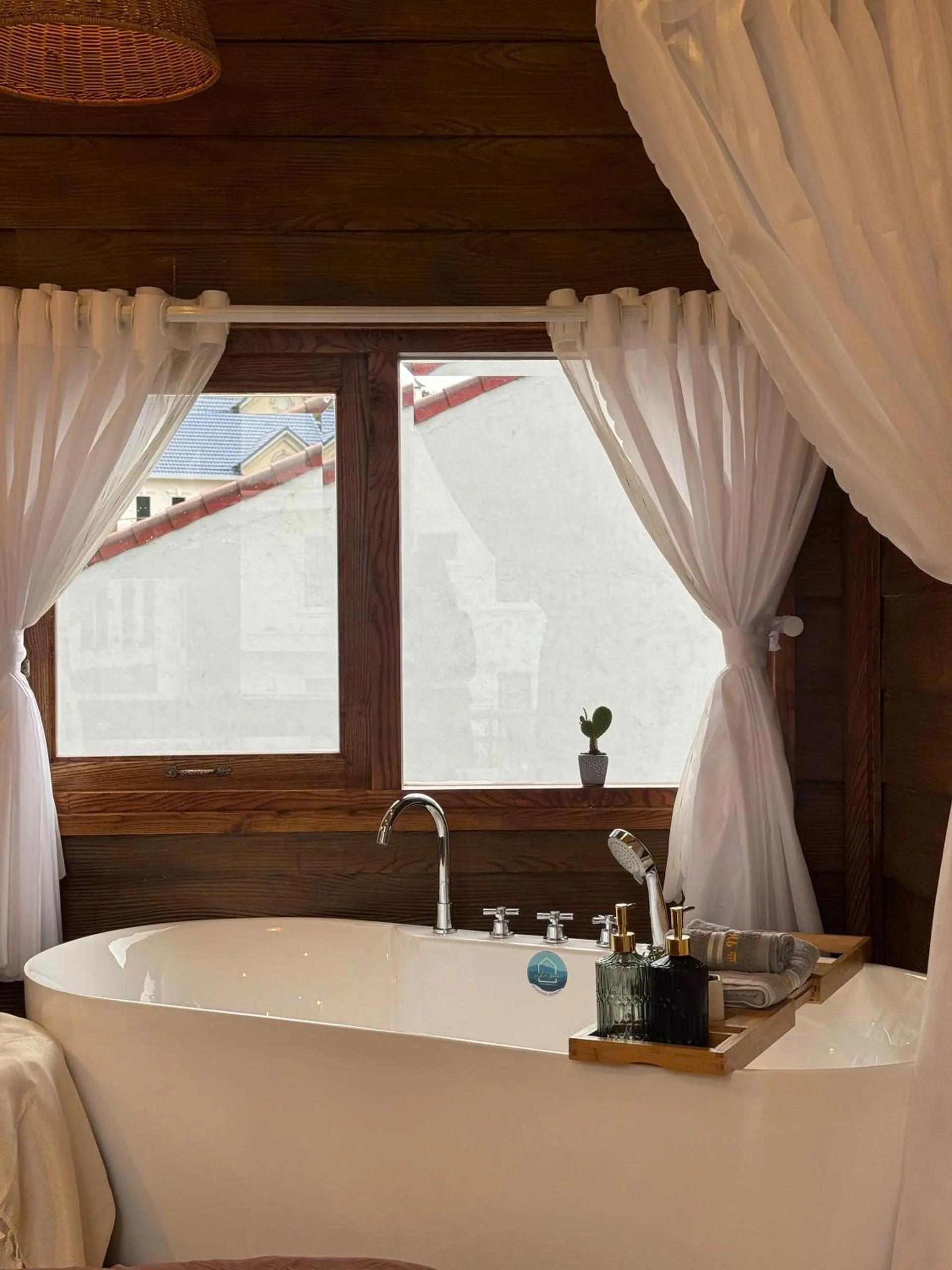 Bath, Bed in Nhà Sói Homestay Da Lat