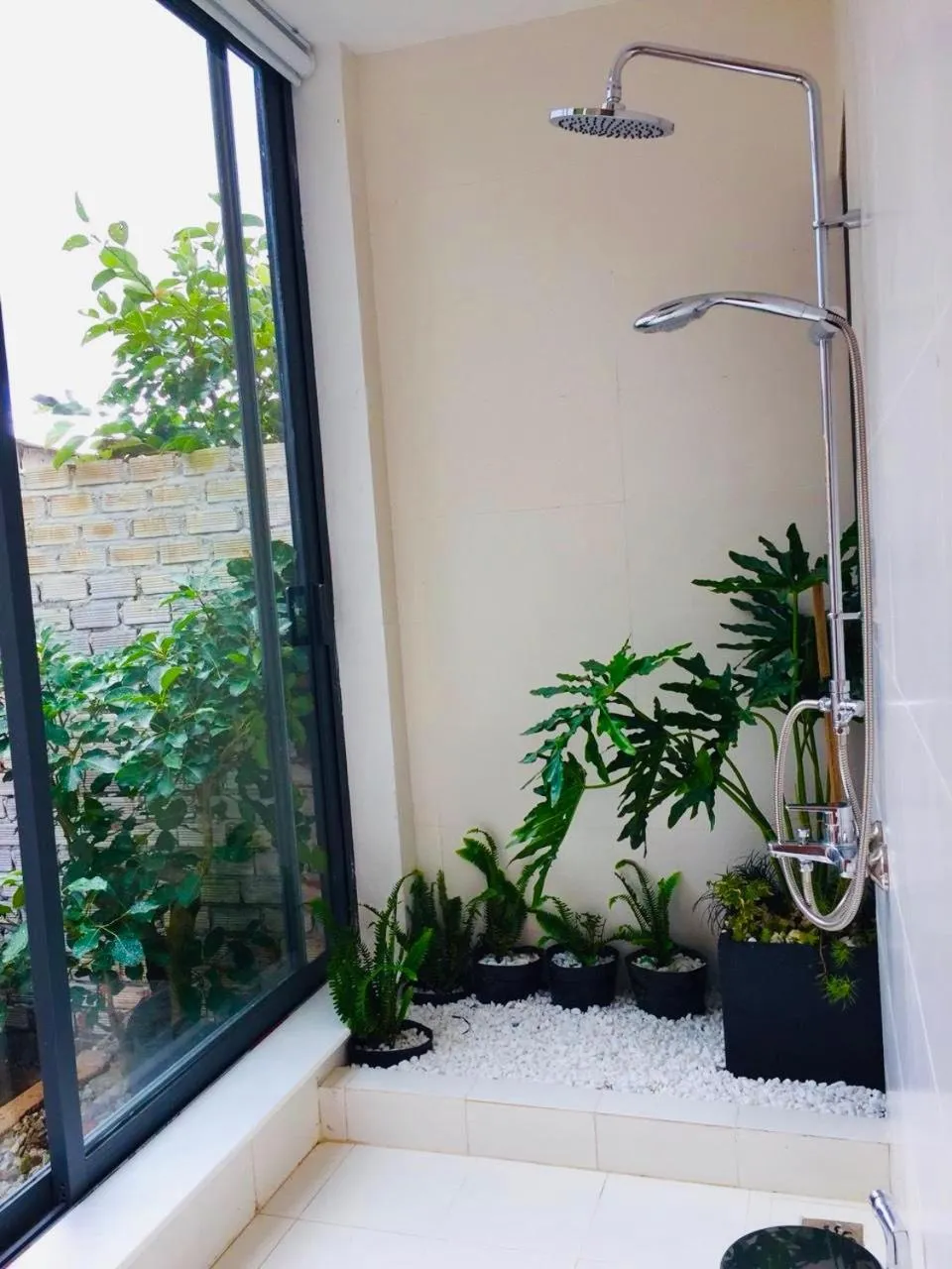 Shower in Nhà Sói Homestay Da Lat