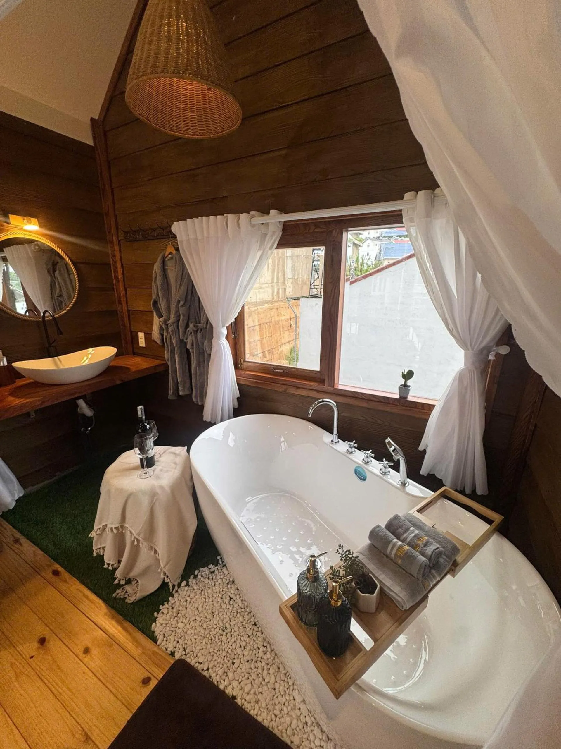 Bath, Bed in Nhà Sói Homestay Da Lat