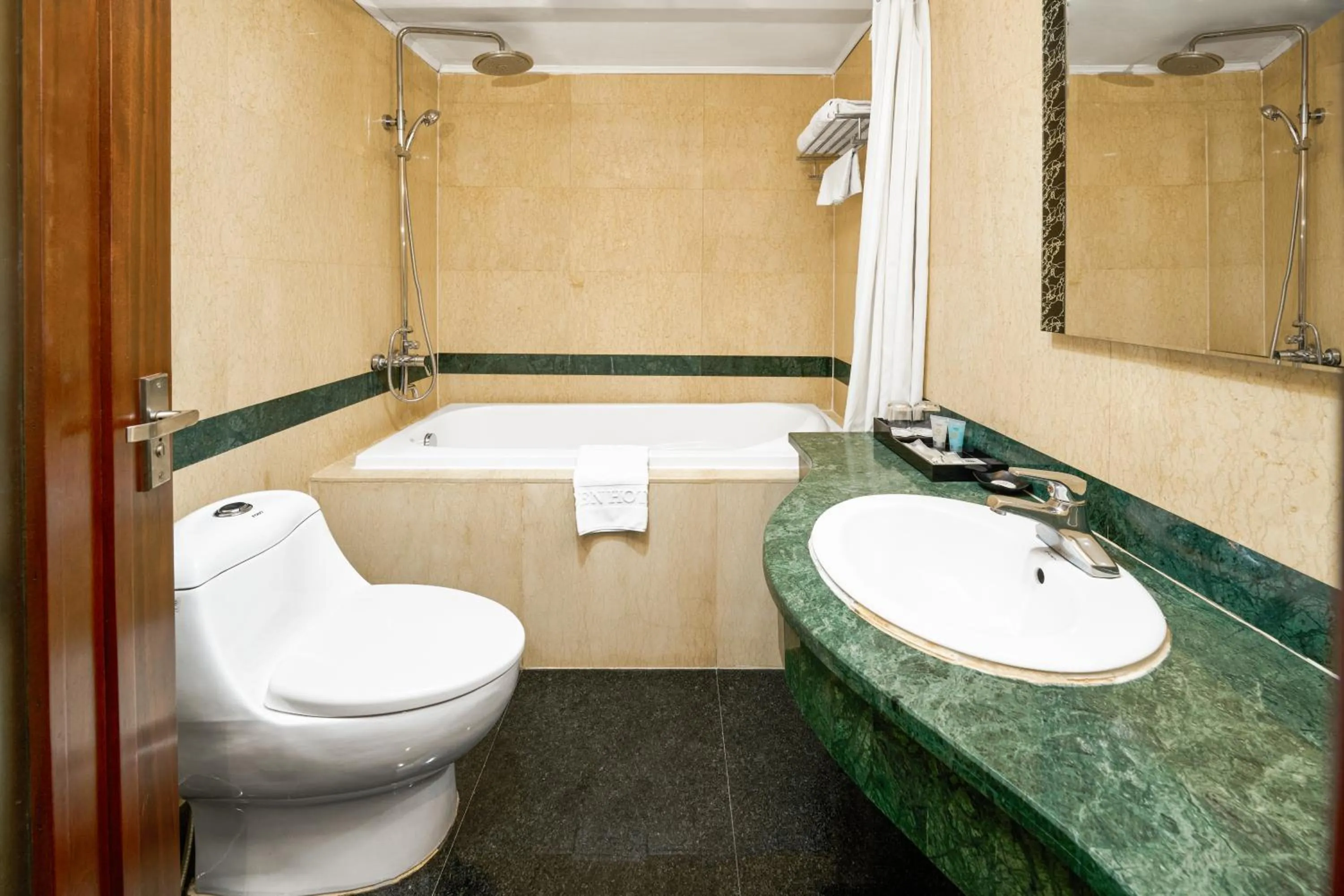 Toilet in EDEN HOTEL HÀ NỘI