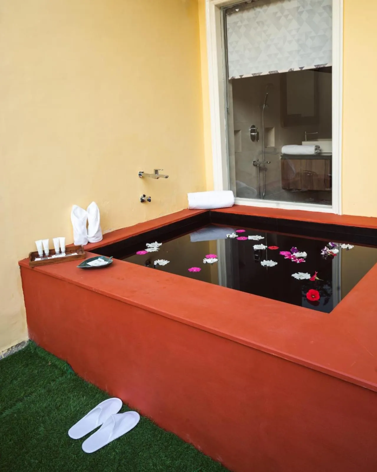 Open Air Bath in Ratan Villas Sariska