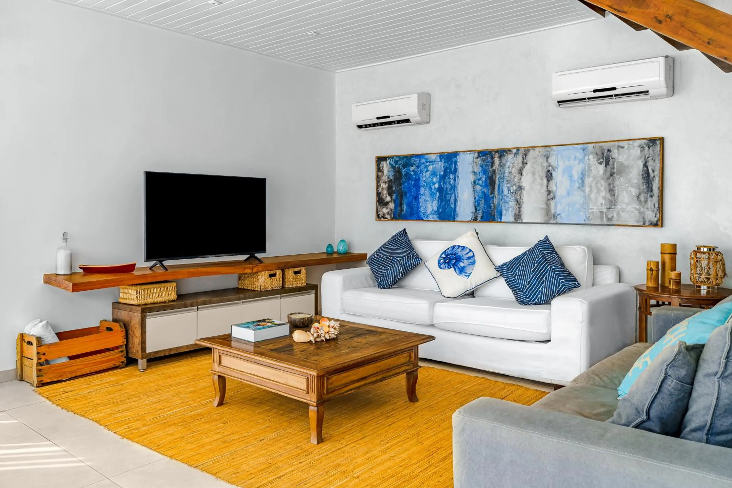 Communal lounge/ TV room in Pousada Maré