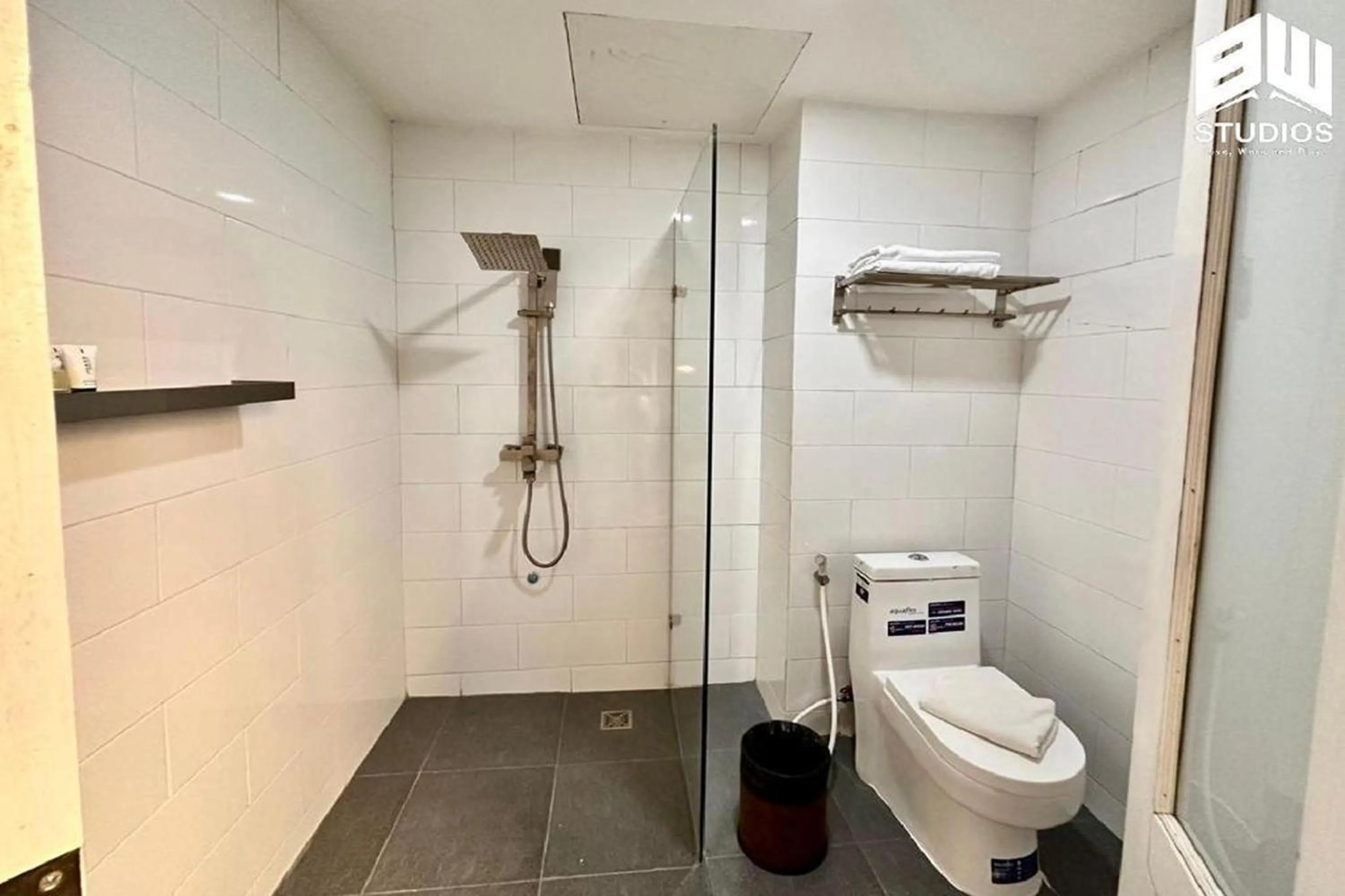 Bathroom in BW Studios thai art style