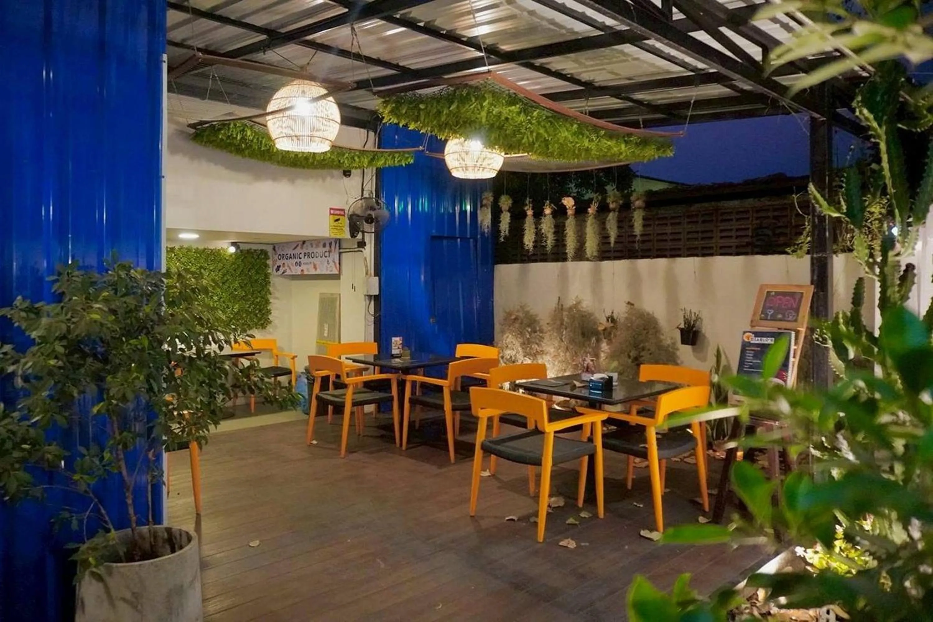 Restaurant/places to eat in BW Studios thai art style