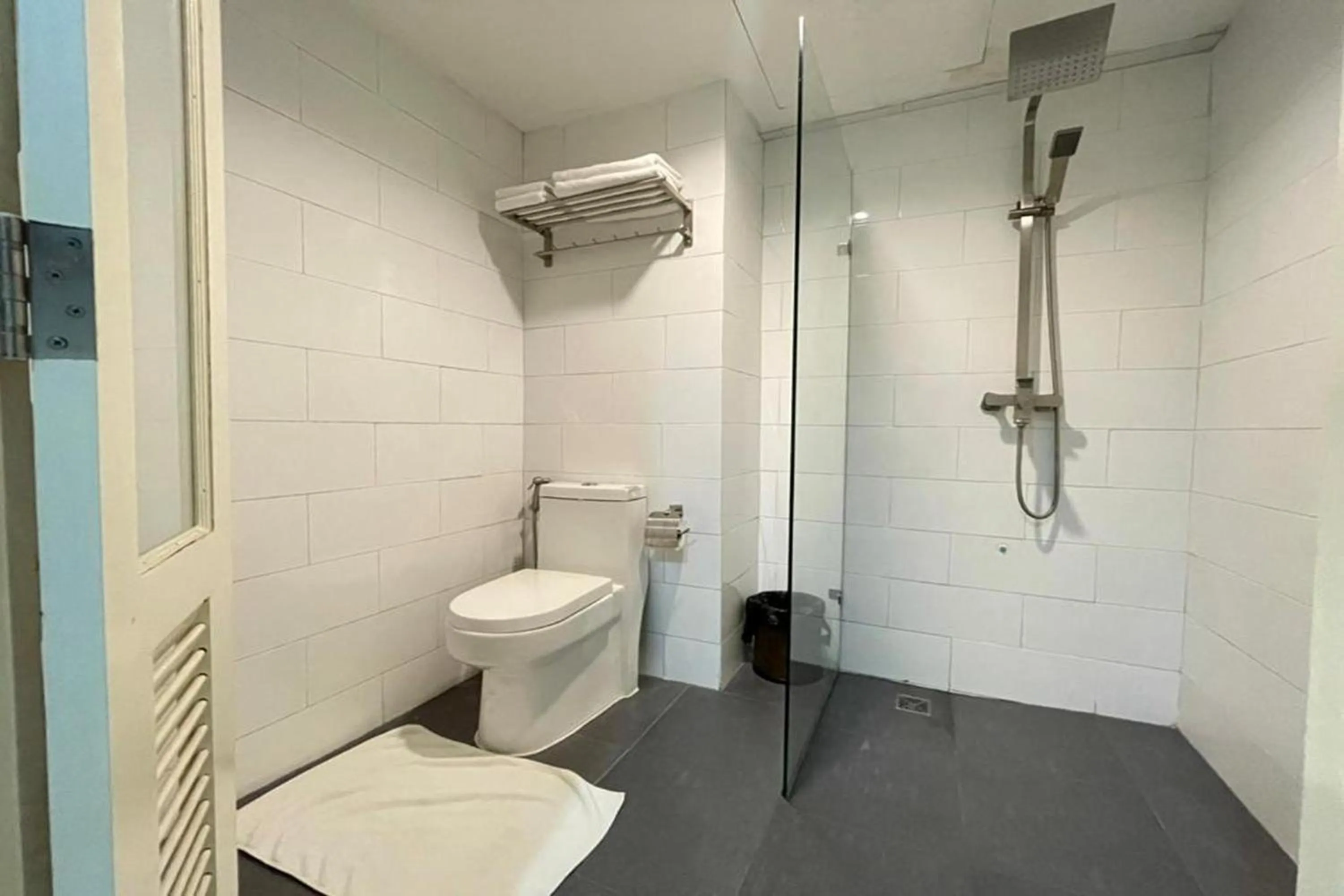 Bathroom in BW Studios thai art style