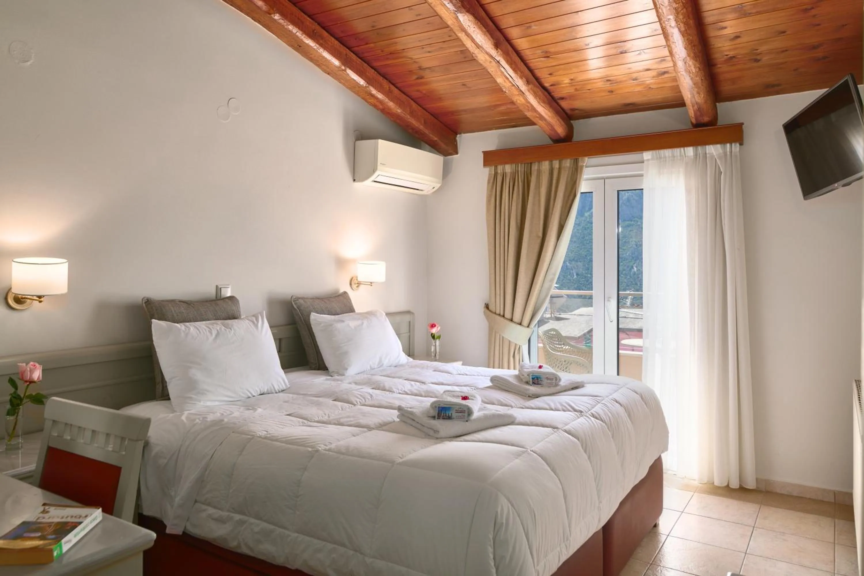 Bed in Parnassos Delphi Hotel