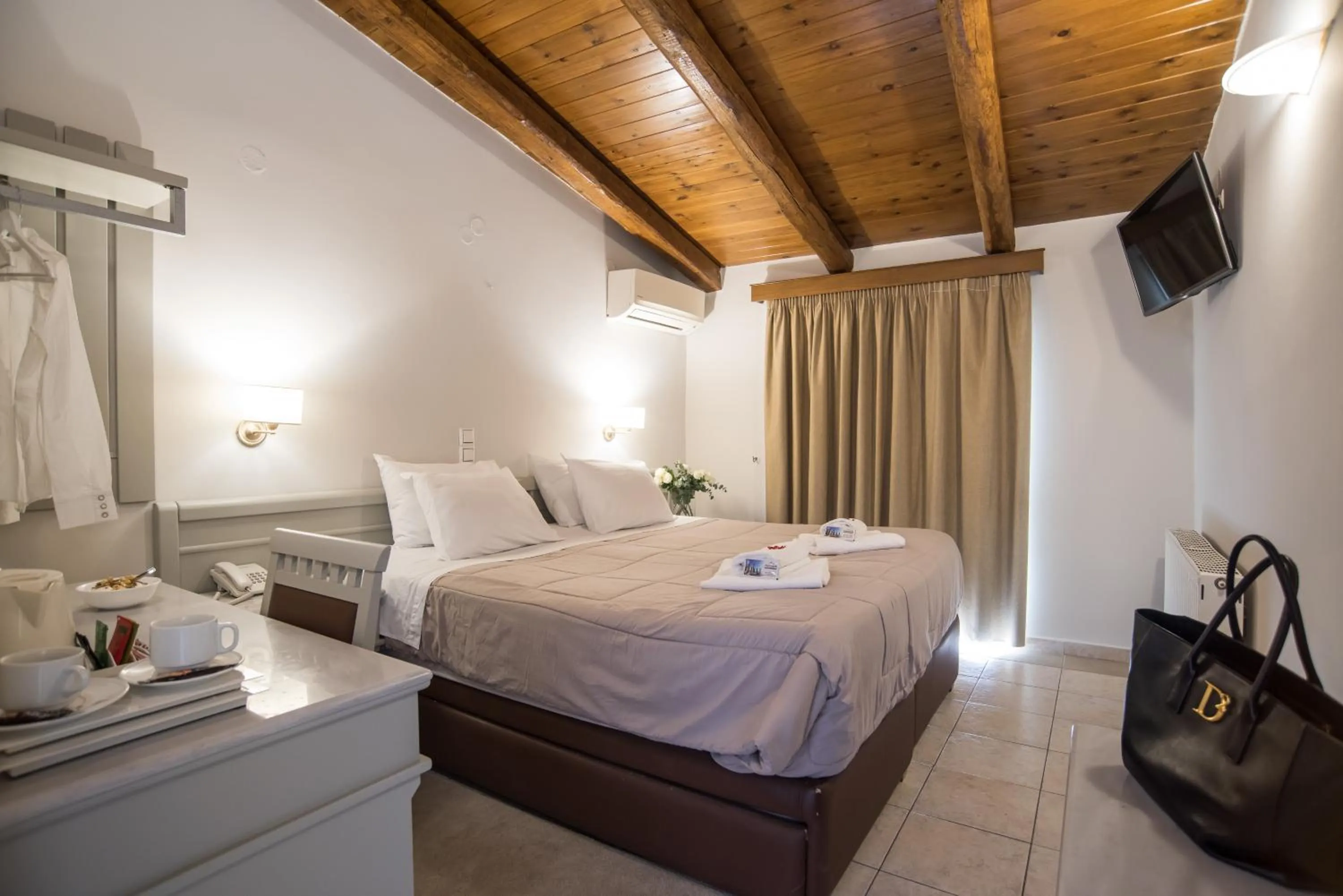 Bedroom, Bed in Parnassos Delphi Hotel