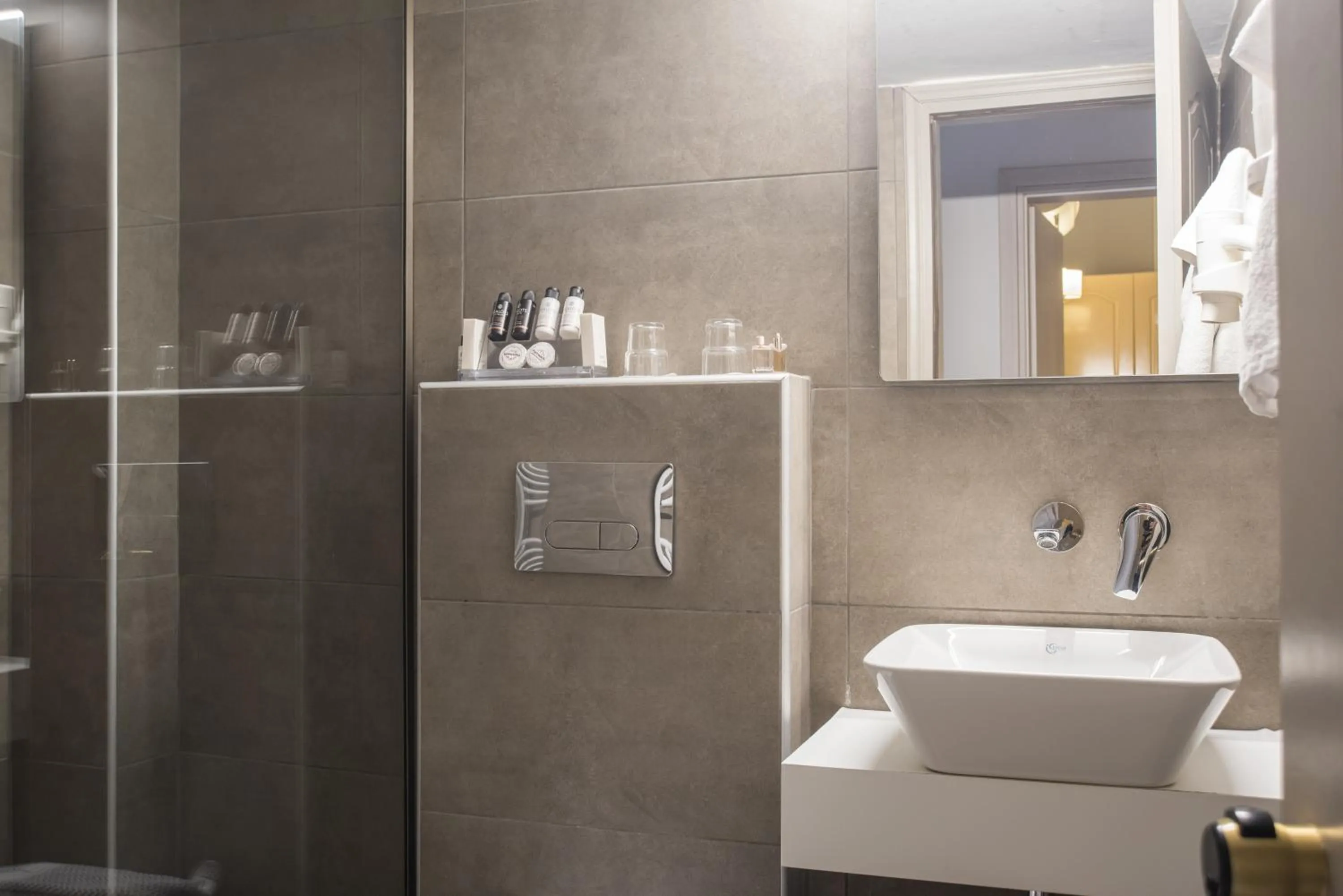 Shower in Parnassos Delphi Hotel