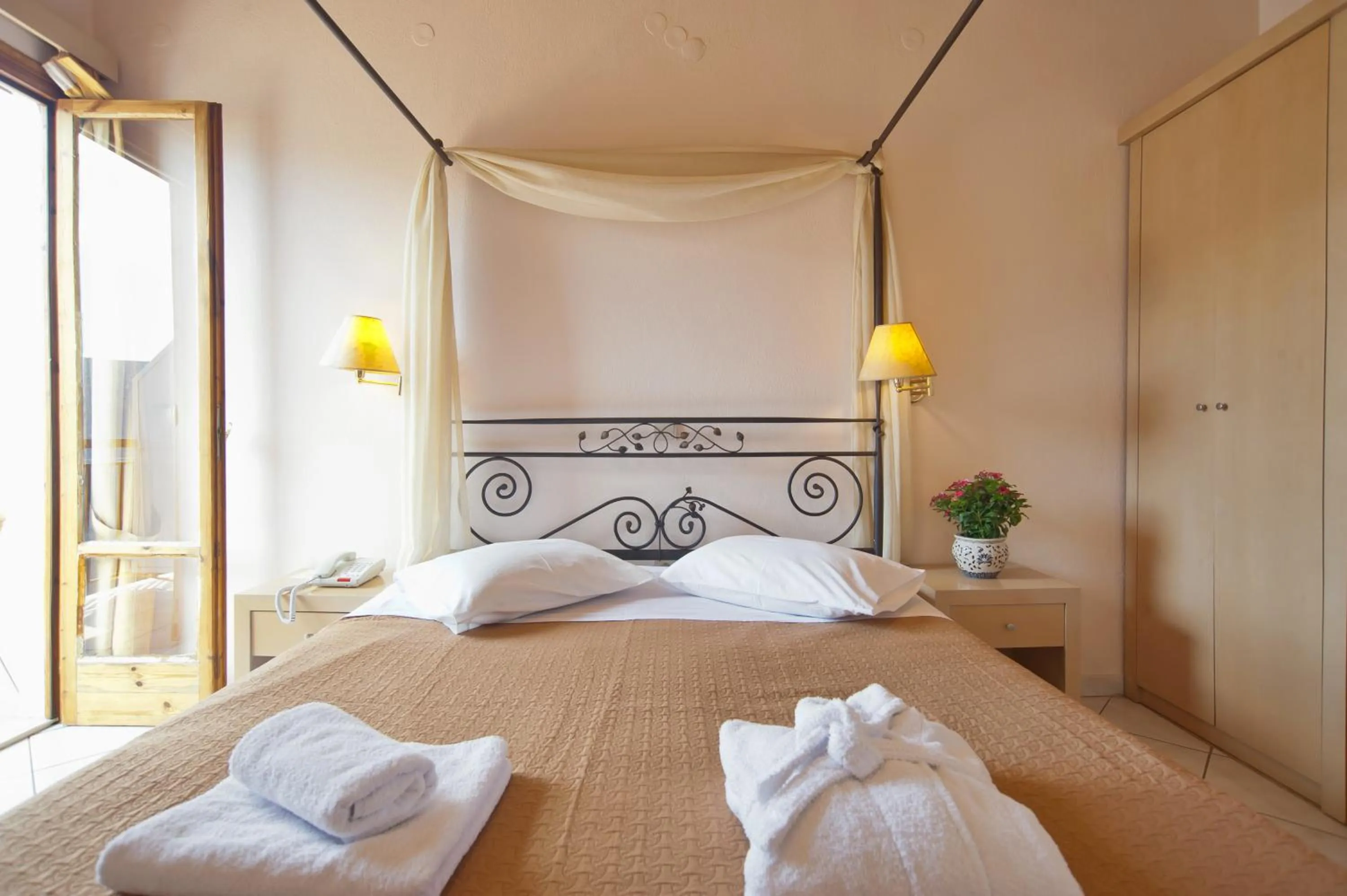 Bed in Acropole Delphi City Hotel