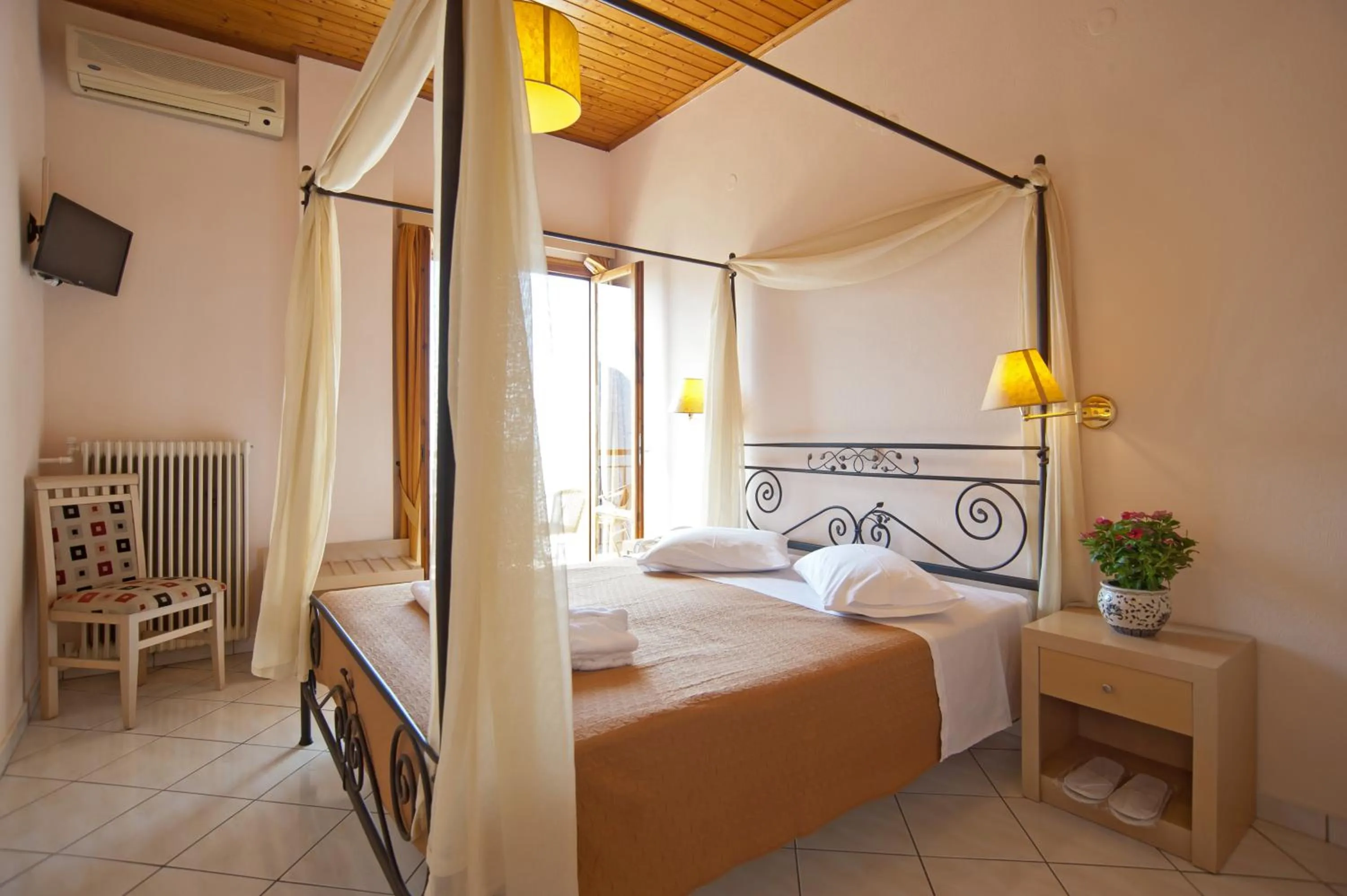 Photo of the whole room, Bed in Acropole Delphi City Hotel