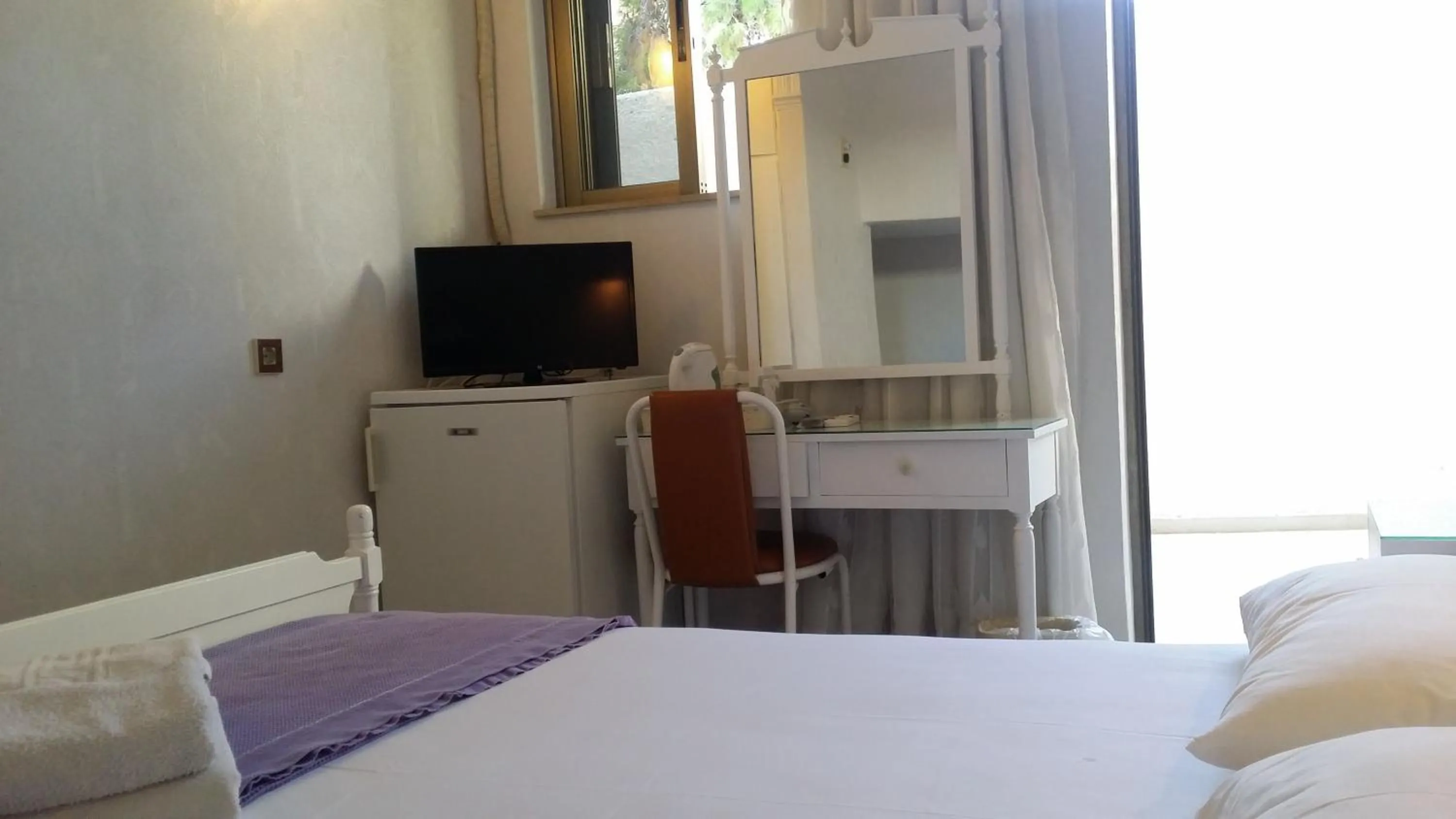 Bedroom, Bed in Rachel Hotel