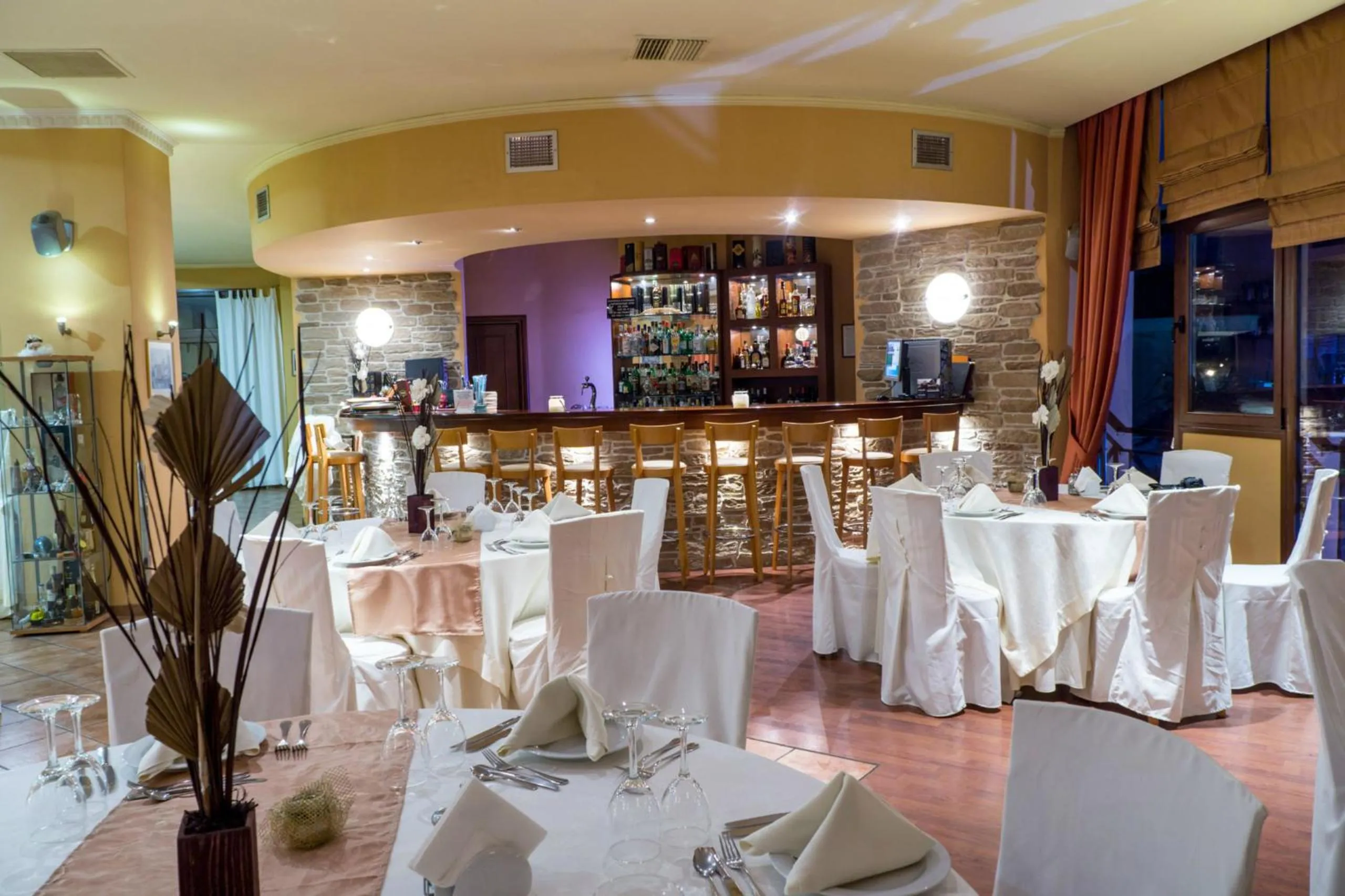 Restaurant/places to eat in Ambassador Hotel Thessaloniki