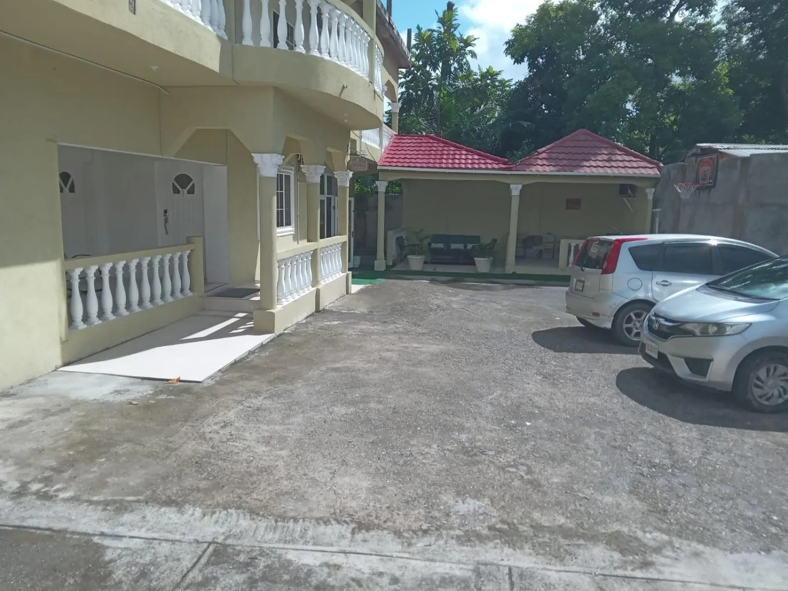 Parking in Comfy Guest Rooms