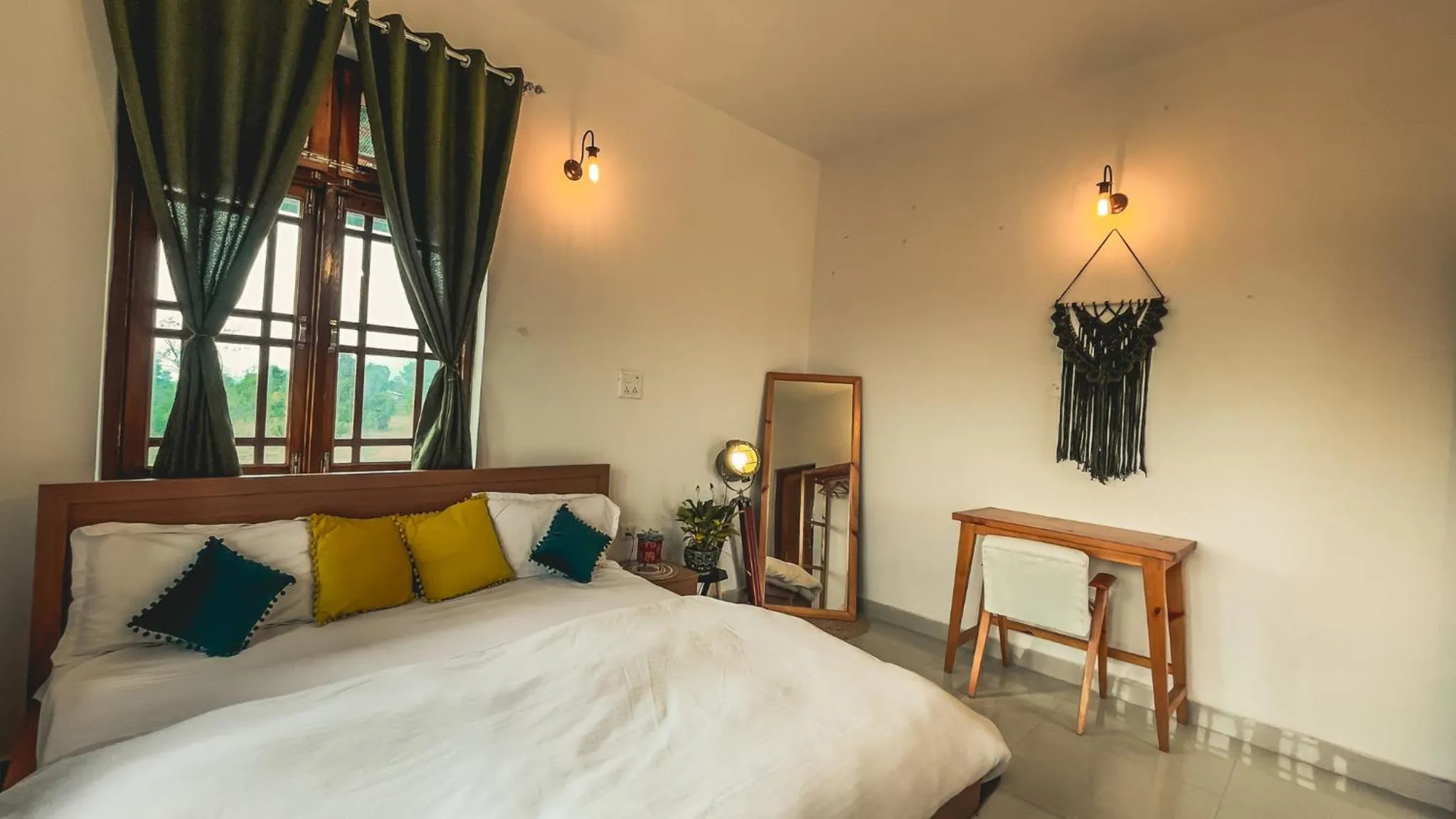 Bedroom, Bed in Flashpackers Bir - Rooms & Dorms