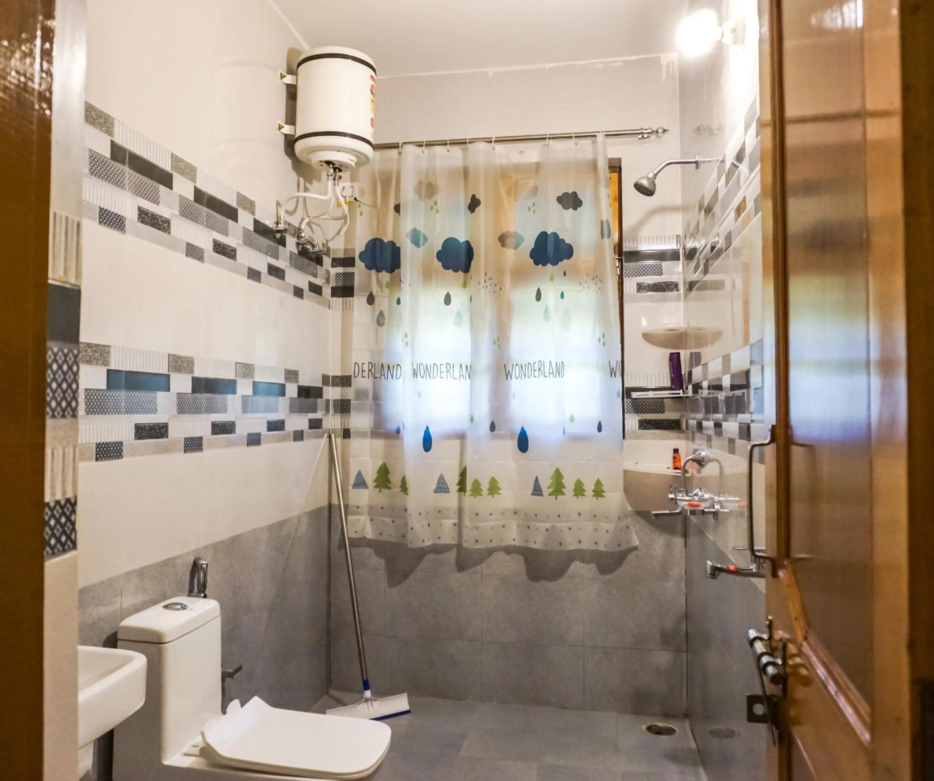 Shower in Flashpackers Bir - Rooms & Dorms