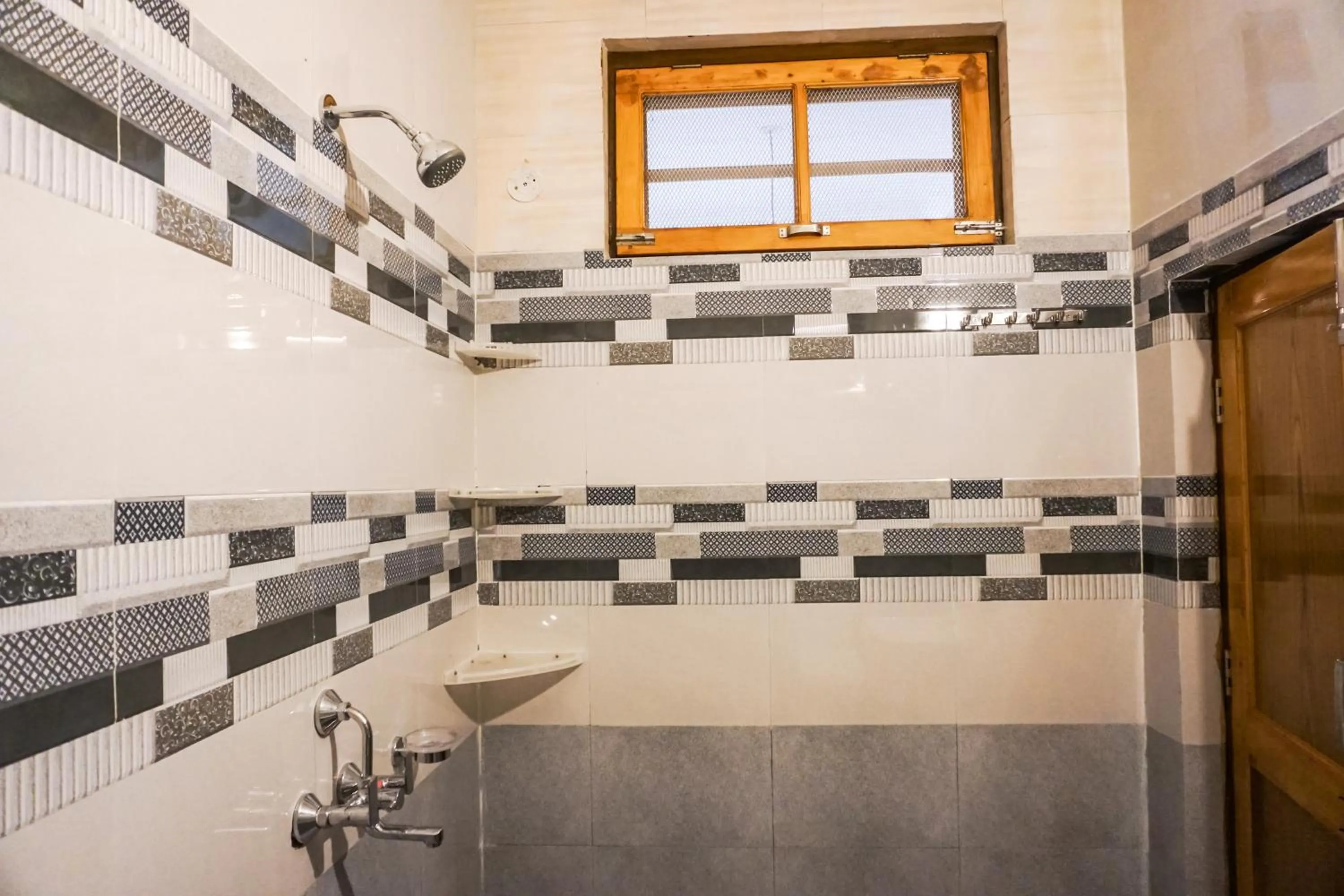 Bathroom in Flashpackers Bir - Rooms & Dorms