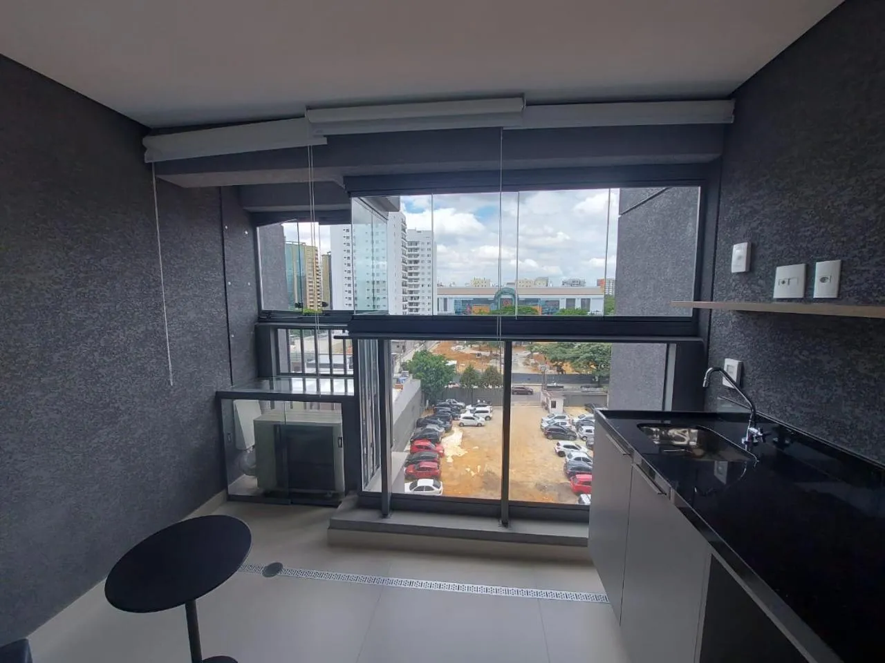 Seating area in Lindo studio em Moema