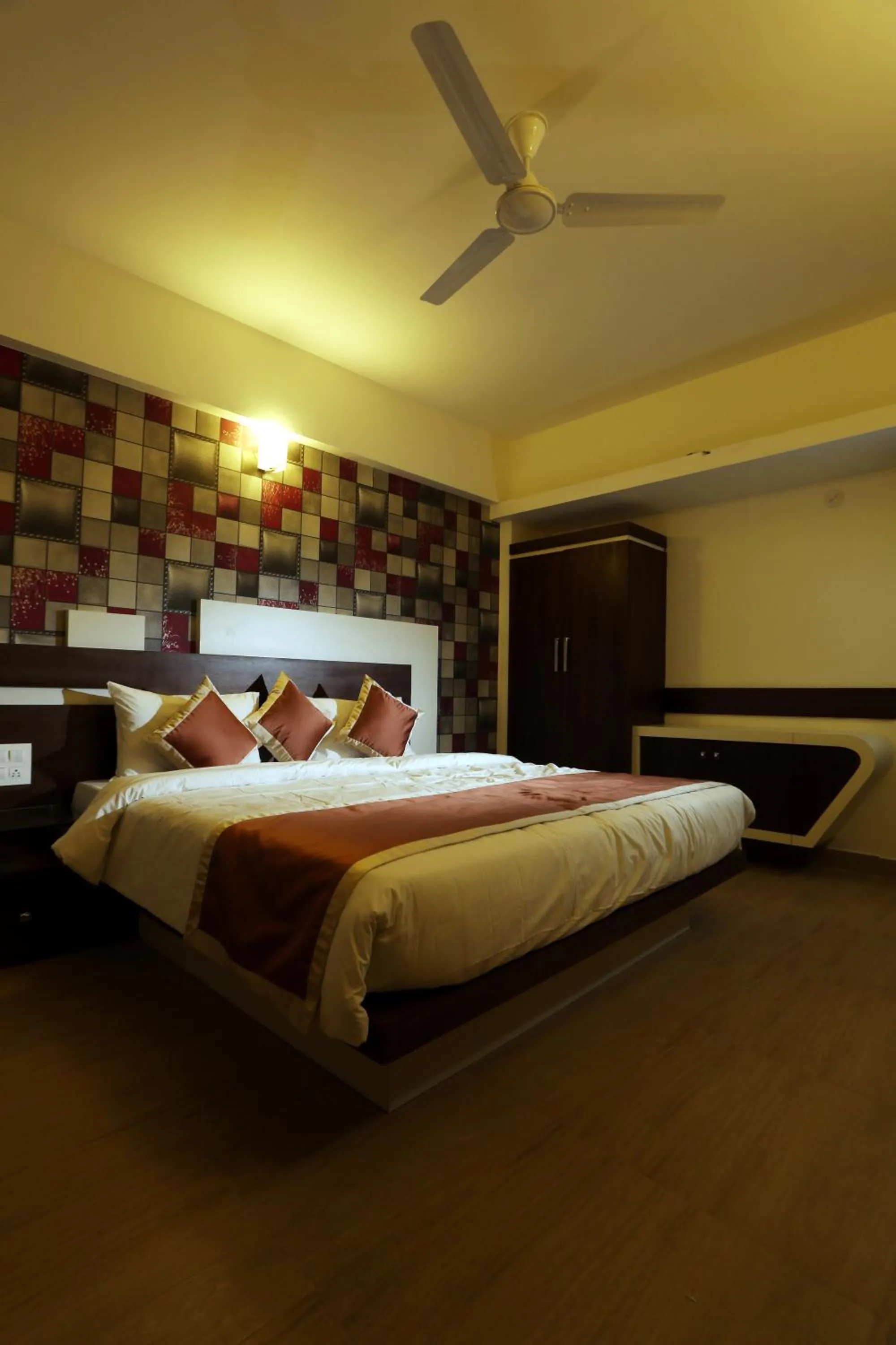 Photo of the whole room, Bed in moriz inz