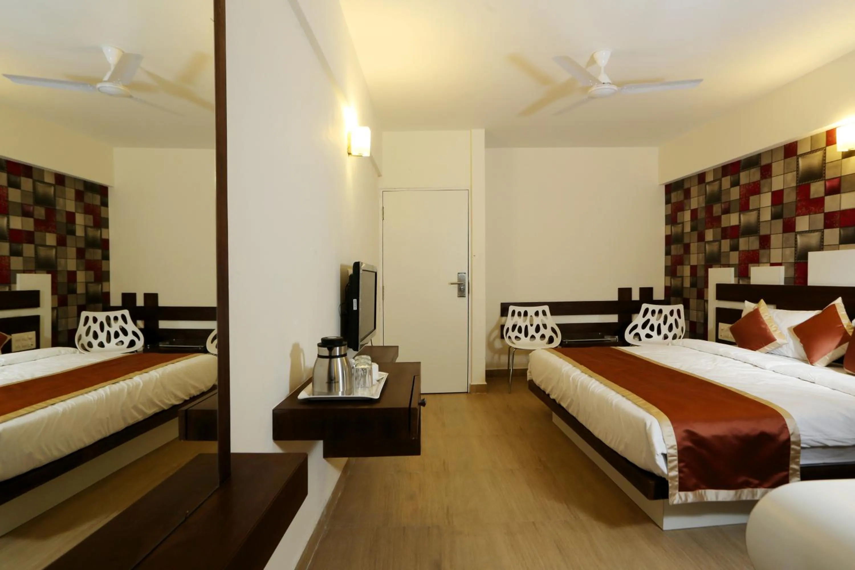 Photo of the whole room, Bed in moriz inz