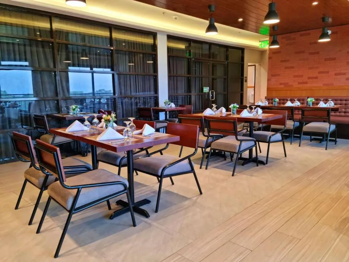 Restaurant/places to eat in Alvea Hotel and Residences