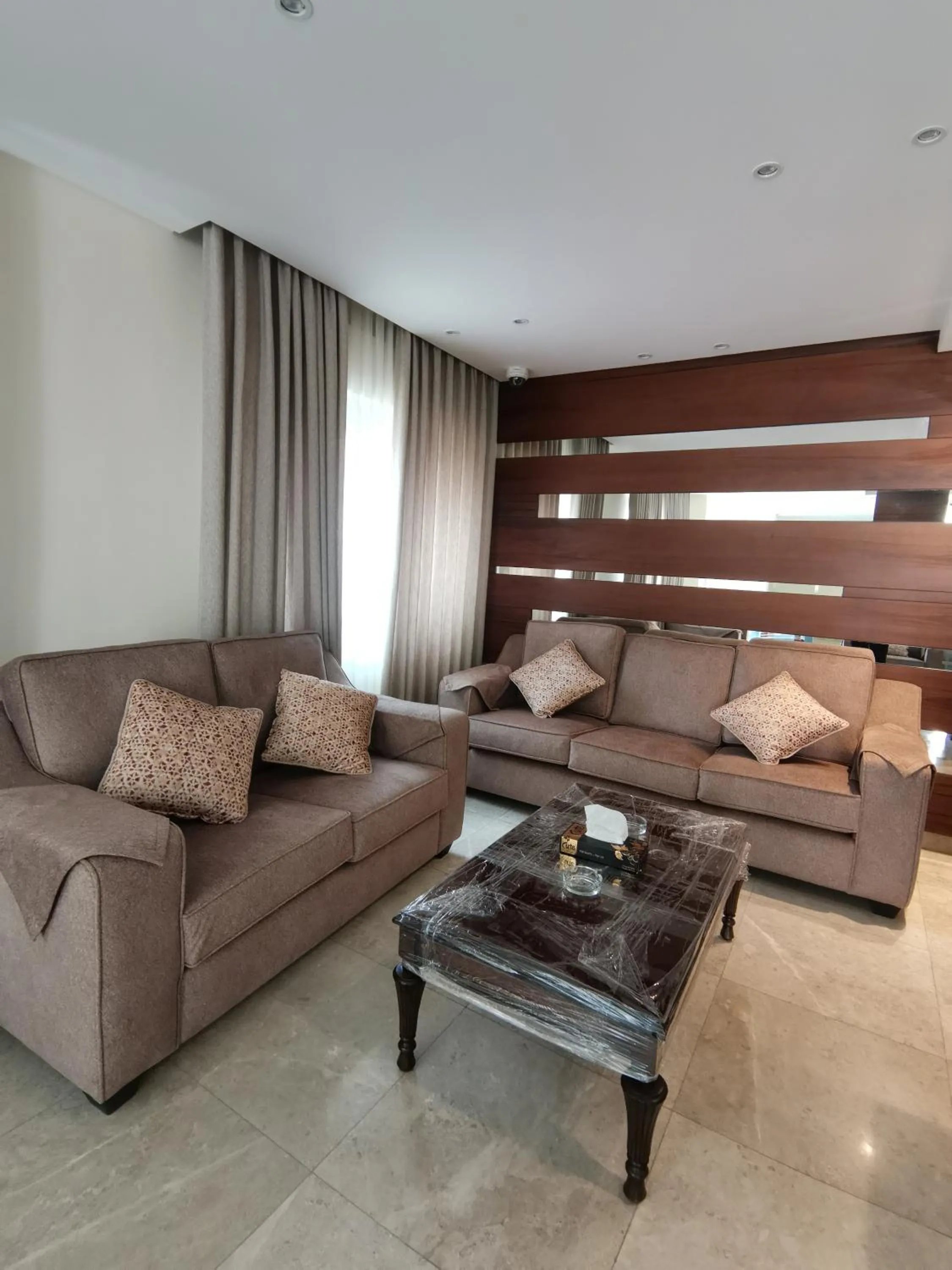 Communal lounge/ TV room in Dara apartment hotel