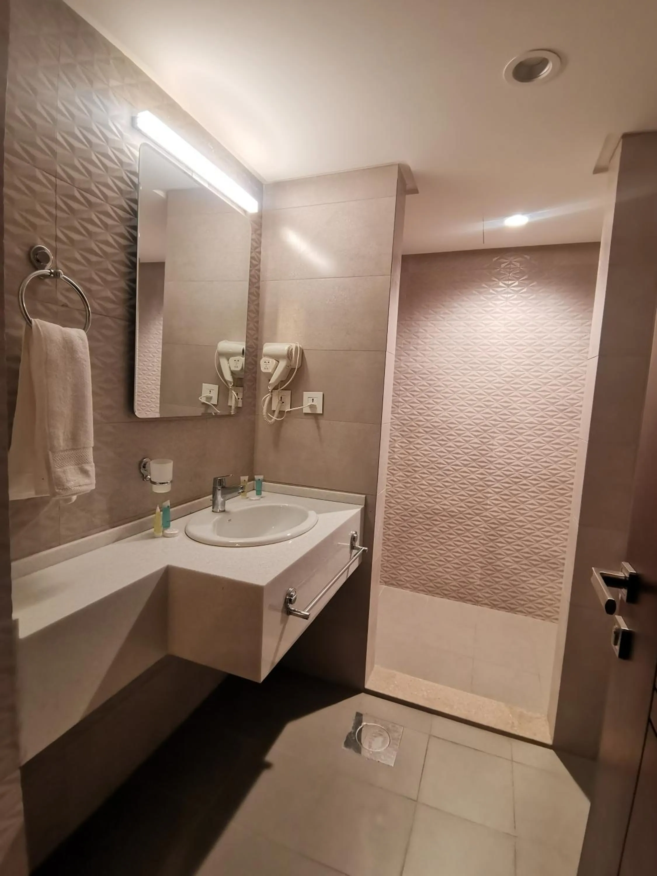 Shower in Dara apartment hotel