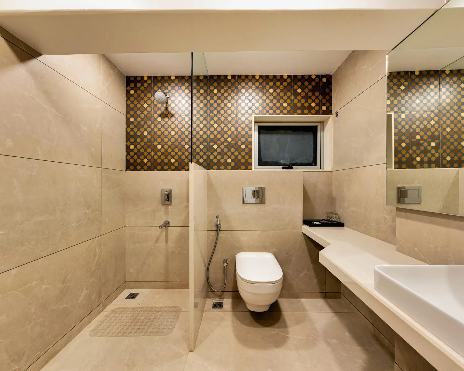 Shower in Hotel Landmark By Pai