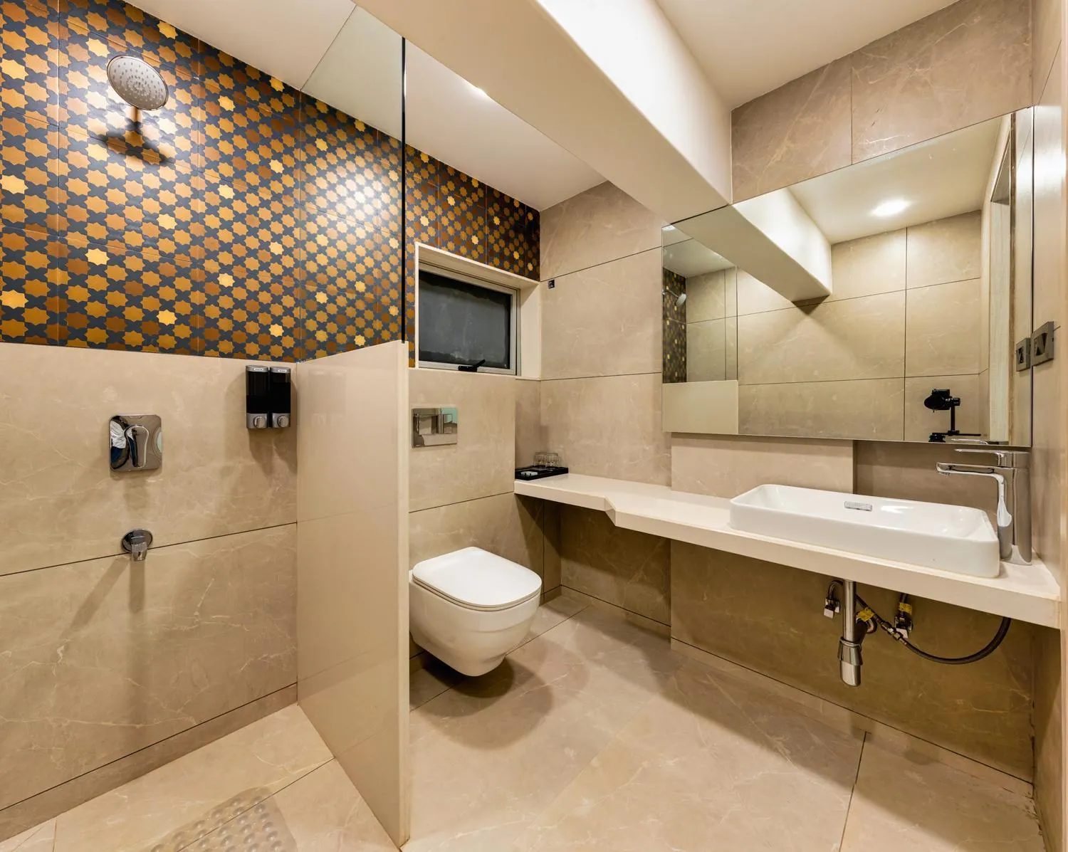 Toilet in Hotel Landmark By Pai