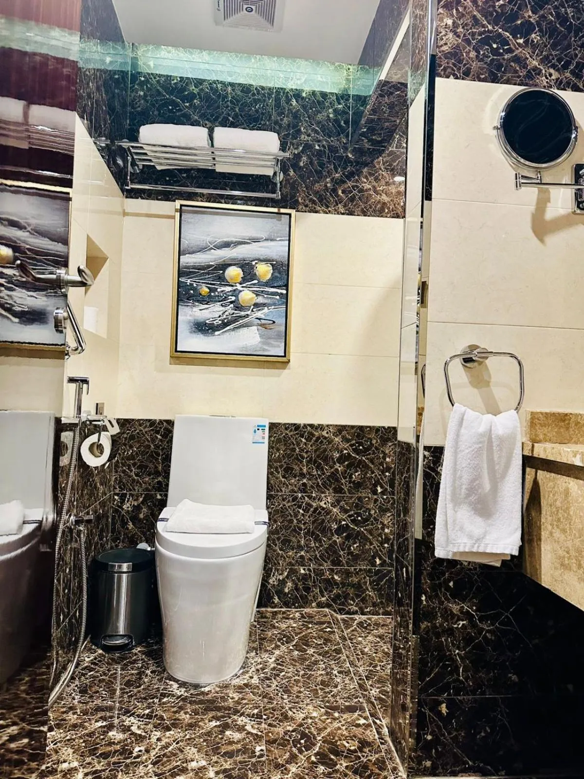 Bathroom in Al Ertiqaa Hotel