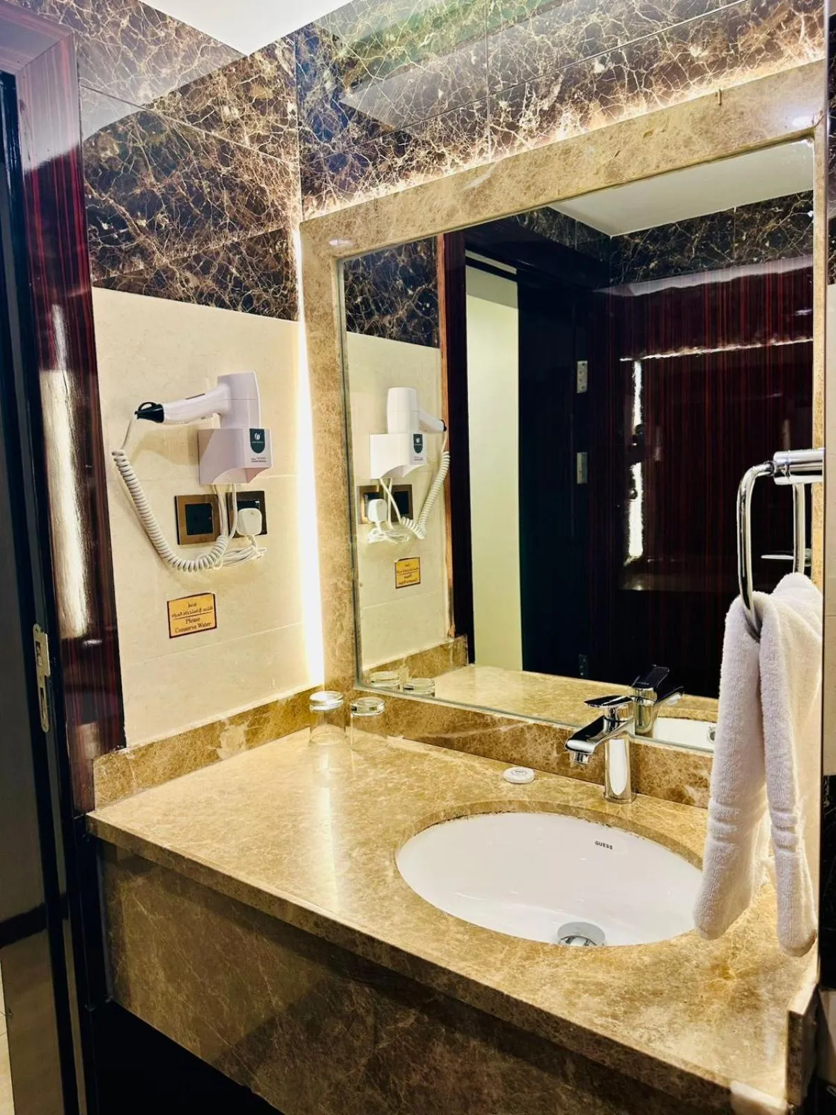 Bathroom in Al Ertiqaa Hotel
