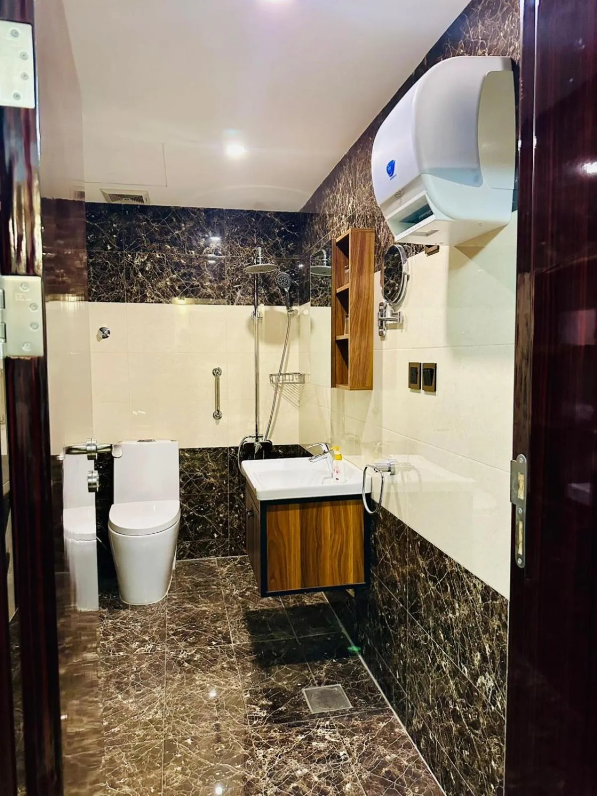 Bathroom in Al Ertiqaa Hotel