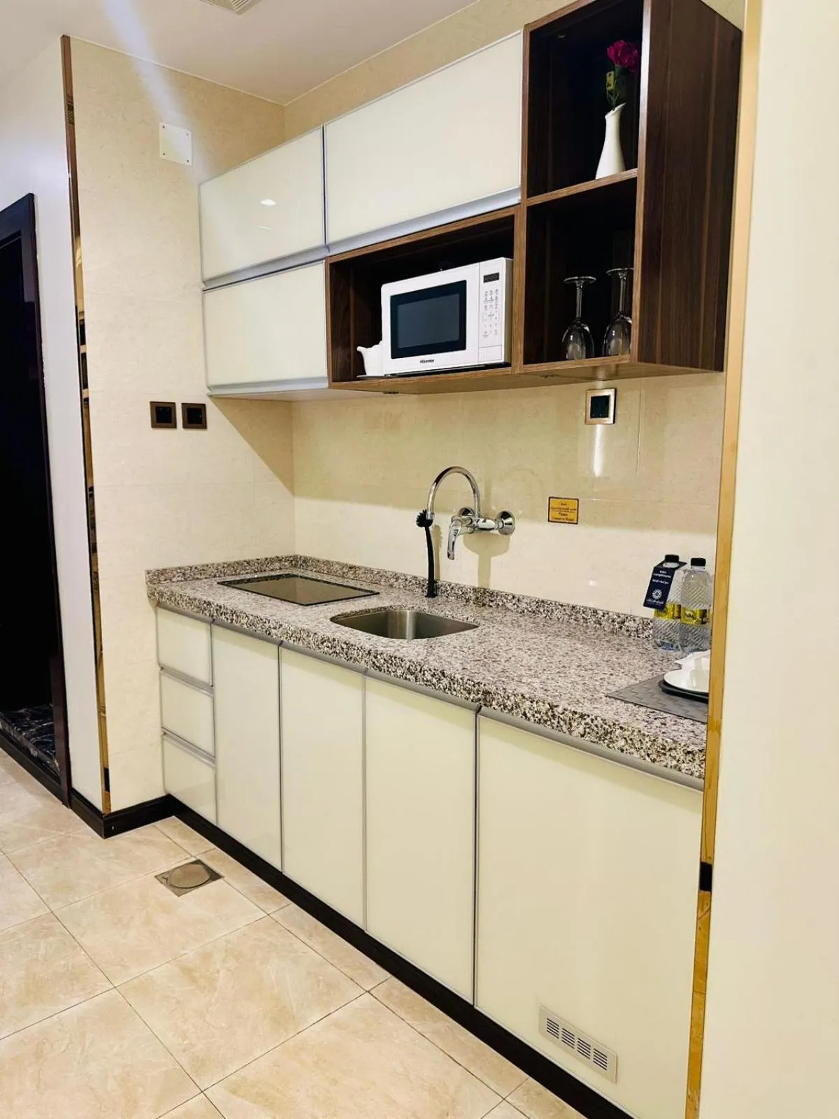 Kitchen or kitchenette in Al Ertiqaa Hotel