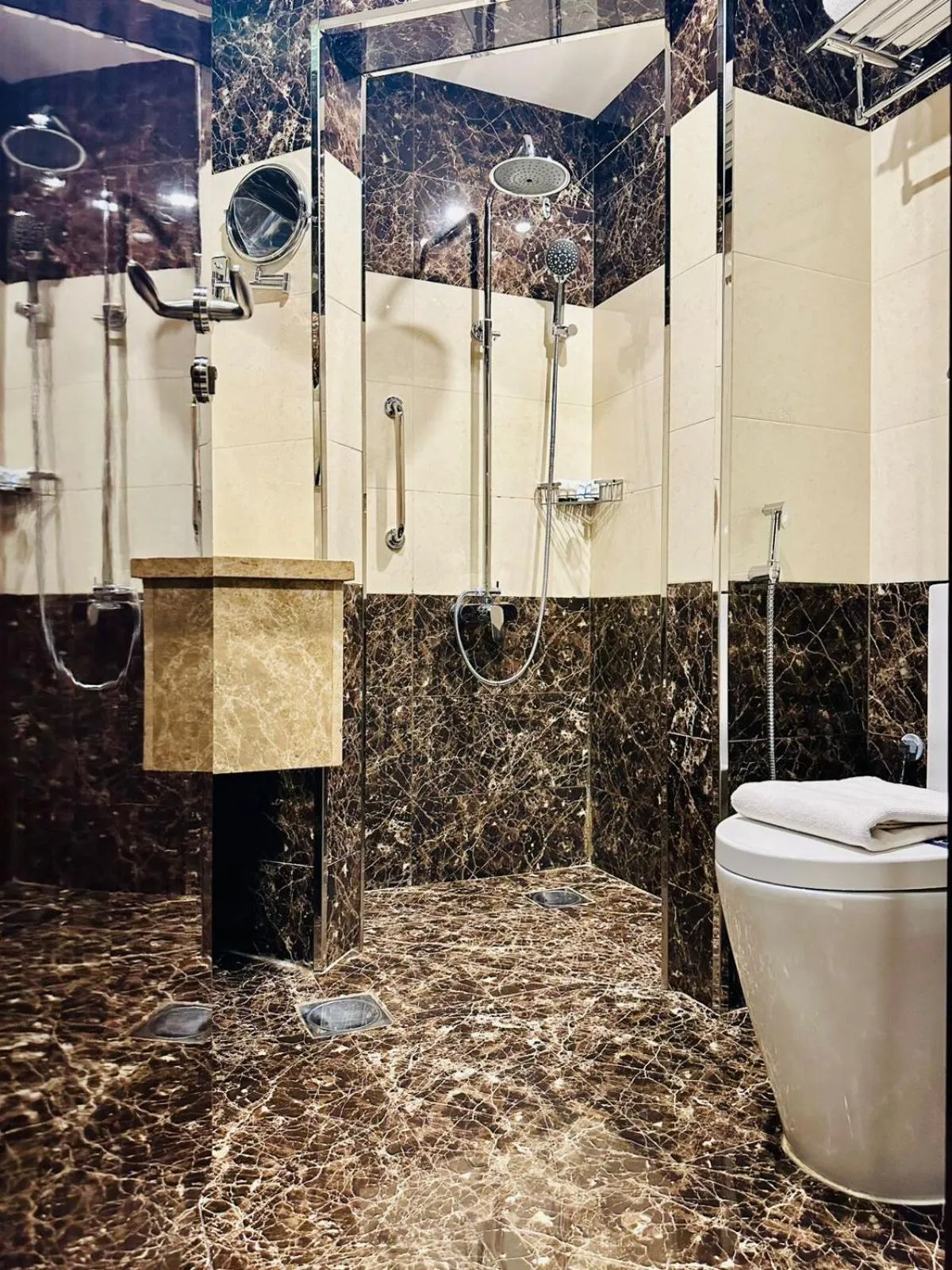 Bathroom in Al Ertiqaa Hotel