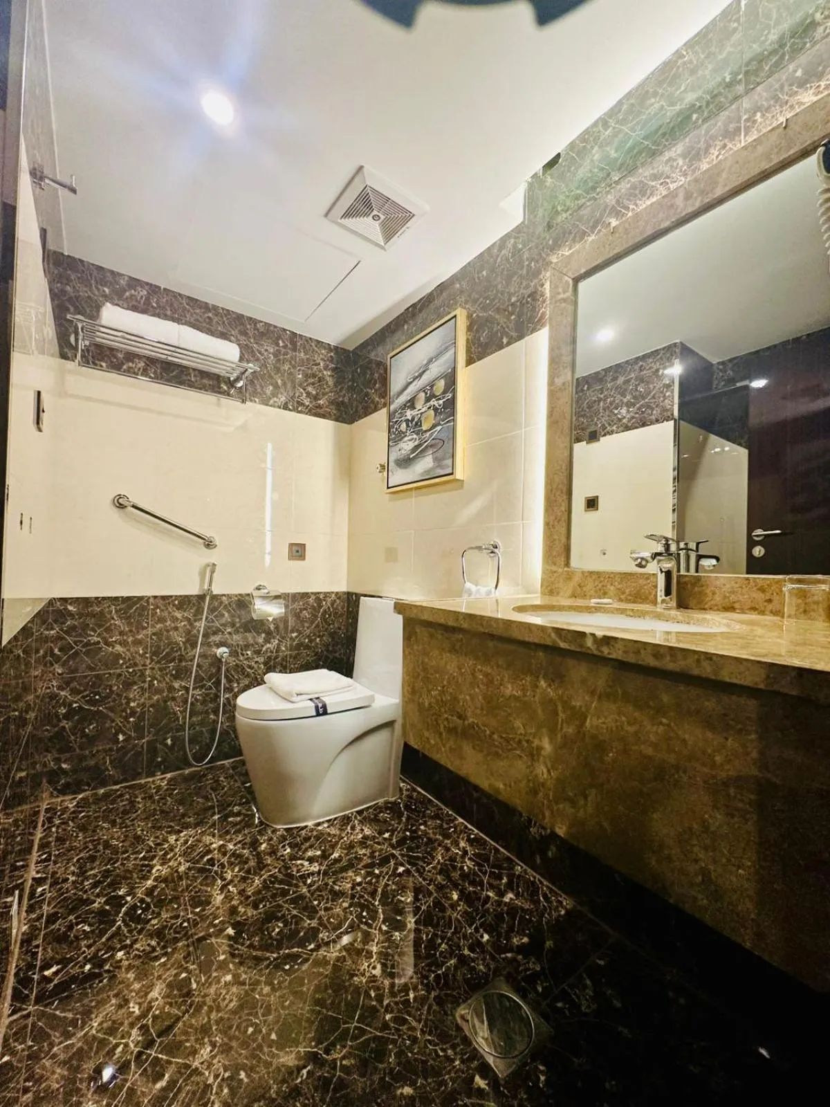 Bathroom in Al Ertiqaa Hotel