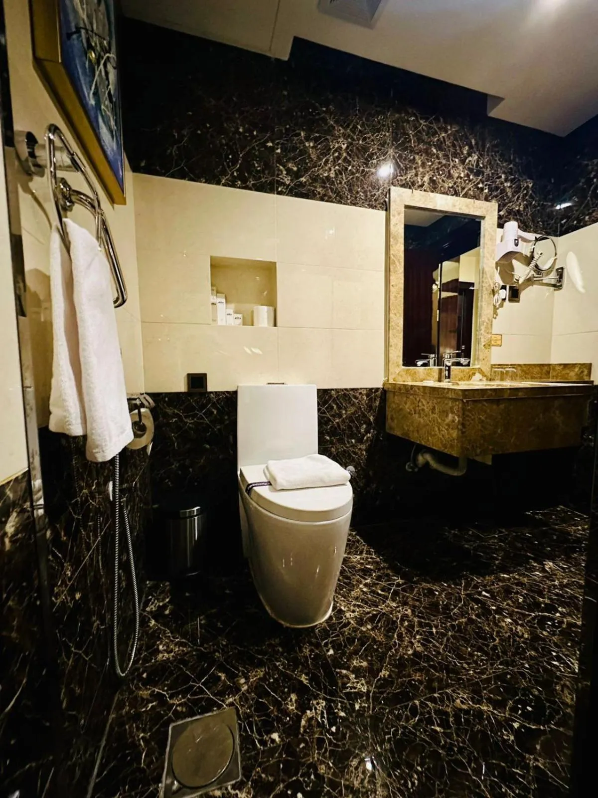 Bathroom in Al Ertiqaa Hotel